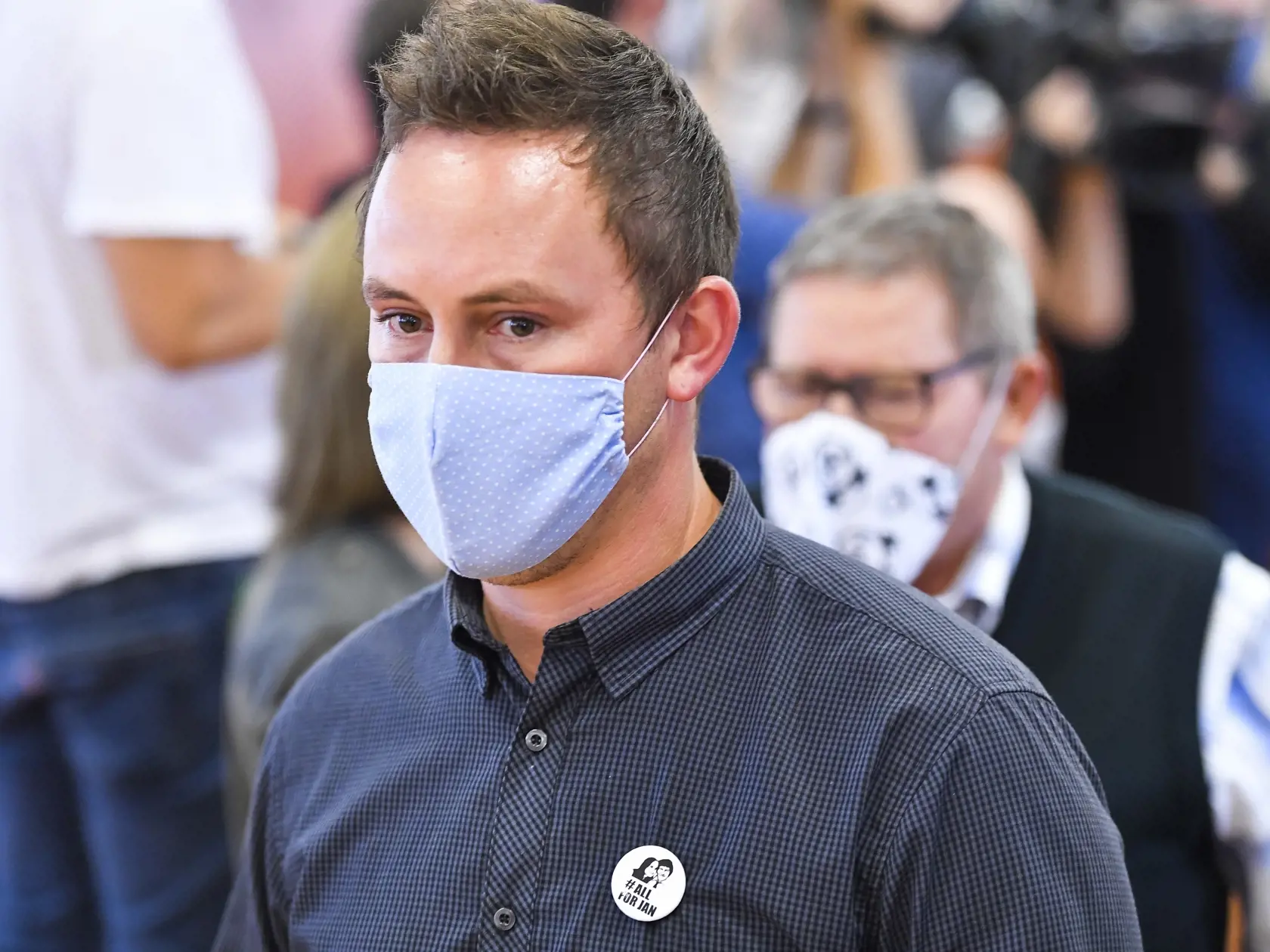 Jozef Kuciak (vľavo), brat zavraždeného Jána Kuciaka, prichádza na súdne pojednávanie v kauze vraždy novinára Jána Kuciaka a jeho snúbenice Martiny Kušnírovej na Špecializovanom trestnom súde v Pezinku 3. septembra 2020. FOTO TASR - Jaroslav Novák