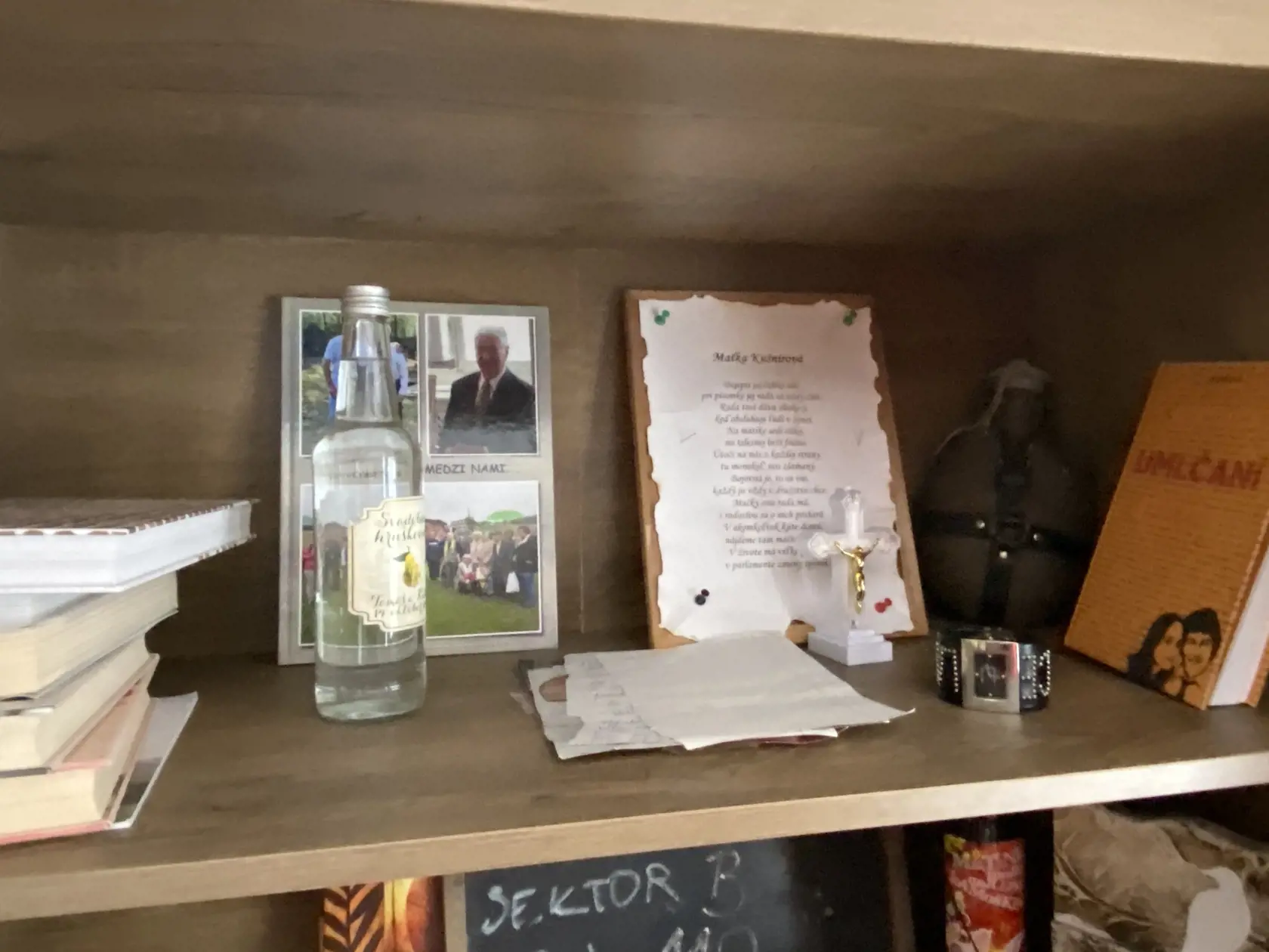 Spomienka na Martinu a Jána v obývacej izbe Zlatice Kušnírovej.