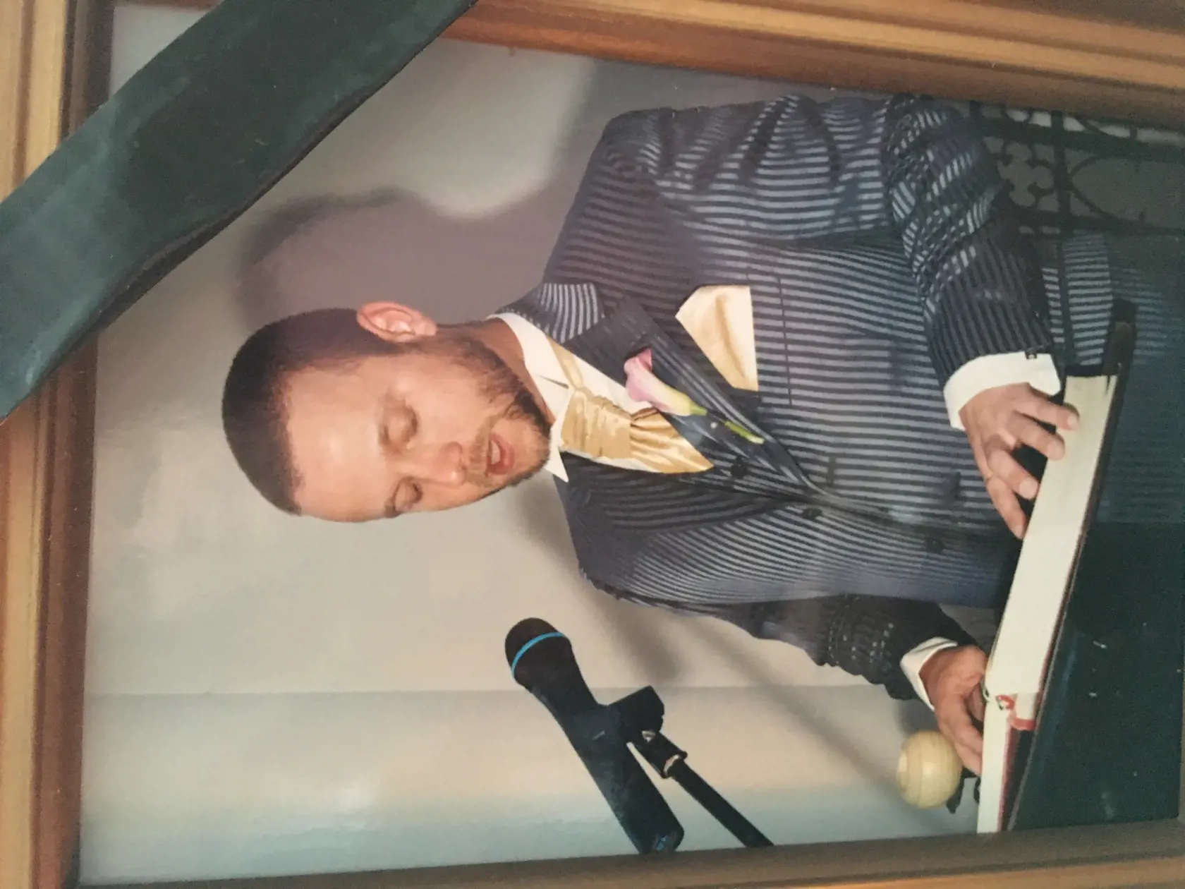 Peter počas svadobného obradu, v tomto obleku ho pochovali.