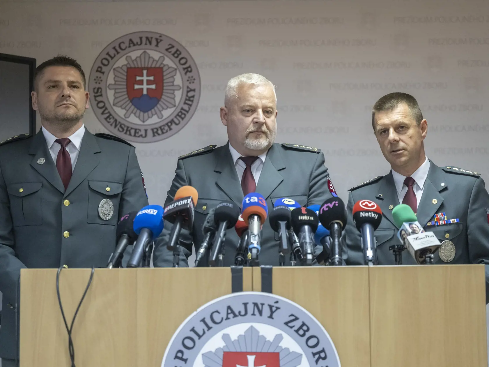 Na snímke uprostred prezident Policajného zboru plk. Ľubomír Solák, vľavo viceprezident PZ SR pre službu kriminálnej polície a migráciu Ivan Hapšták a vpravo viceprezident PZ SR pre vnútorný poriadok a bezpečnosť Rastislav Polakovič počas tlačovej konferencie na tému O činnosti polície SR 16. mája 2024 v Bratislave. FOTO TASR - Martin Baumann