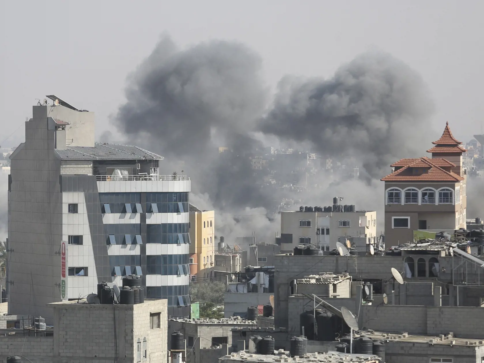 Dym stúpa pri explózii po izraelskom leteckom útoku na pásmo Gazy v meste Rafah 25. októbra 2023.