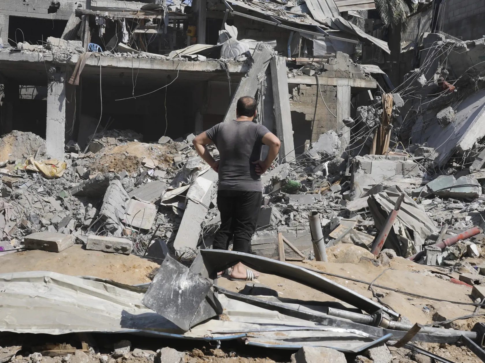 Palestínčania sa pozerajú na škody po izraelskom bombardovaní pásma Gazy v utečeneckom tábore Maghazi v meste Deir Al-Balah 25. októbra 2023.