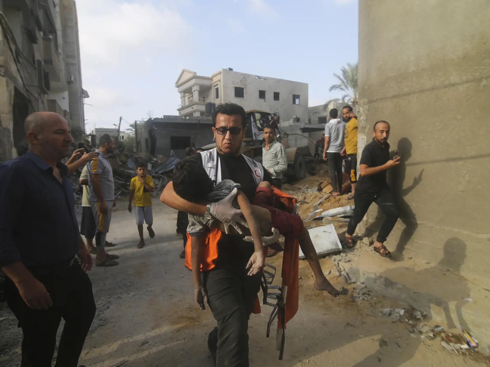 Palestínčania vytiahli chlapca spod trosiek zničenej budovy po izraelskom leteckom útoku na dom rodiny Zarúbovcov v meste Rafah na juhu pásma Gazy 24. októbra 2023.
