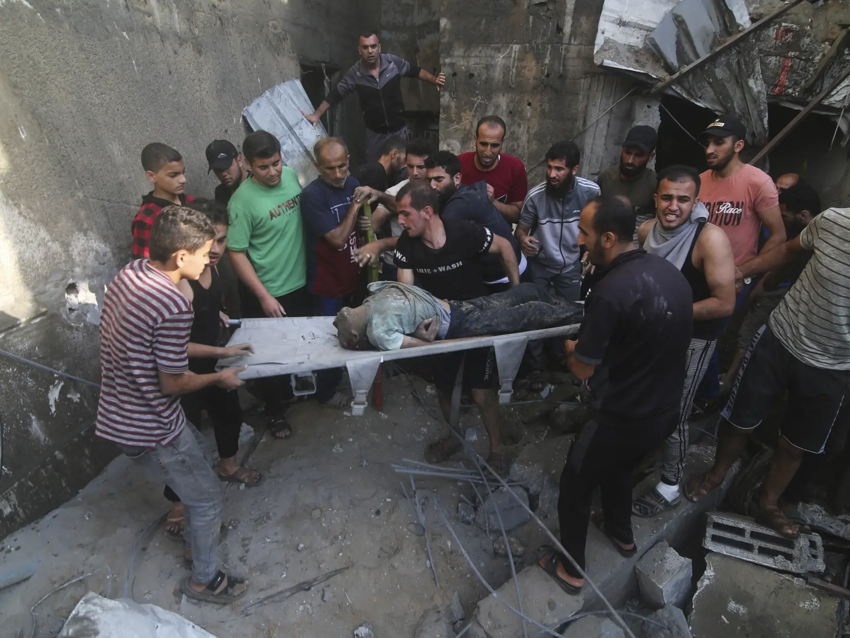 Palestínčania vytiahli chlapca spod trosiek zničenej budovy po izraelskom leteckom útoku na dom rodiny Zarúbovcov v meste Rafah na juhu pásma Gazy 24. októbra 2023.