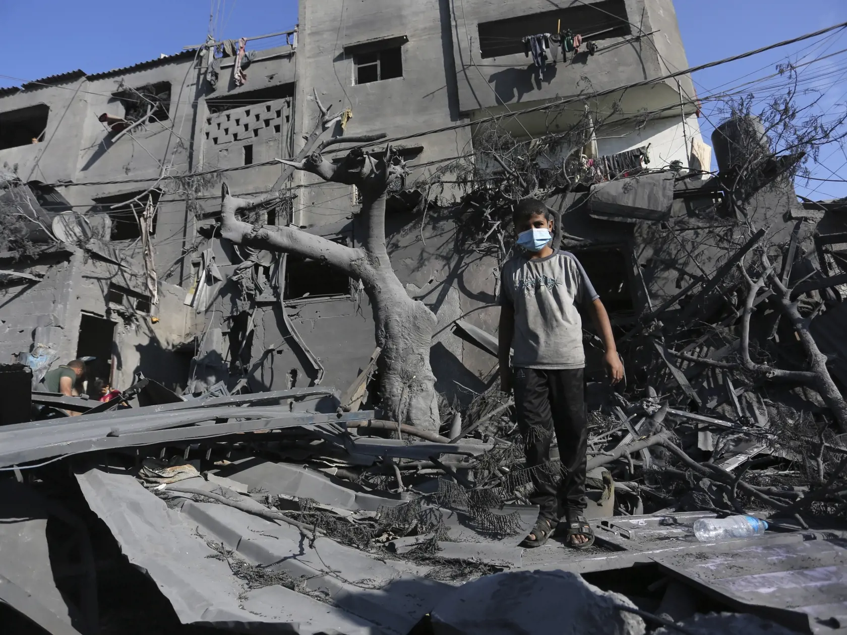Palestínsky chlapec kráča medzi troskami zničenej budovy po izraelskom leteckom útoku na pásmo Gazy v Rafahu 31. októbra 2023.