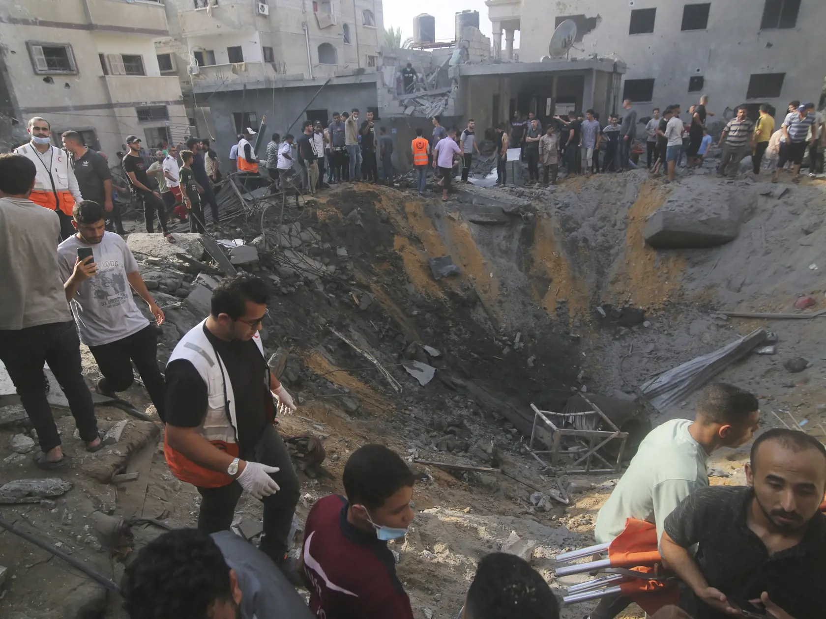 Palestínčania prehľadávajú preživších  po izraelskom leteckom útoku na dom rodiny Zarúbovcov v meste Rafah na juhu pásma Gazy 24. októbra 2023.