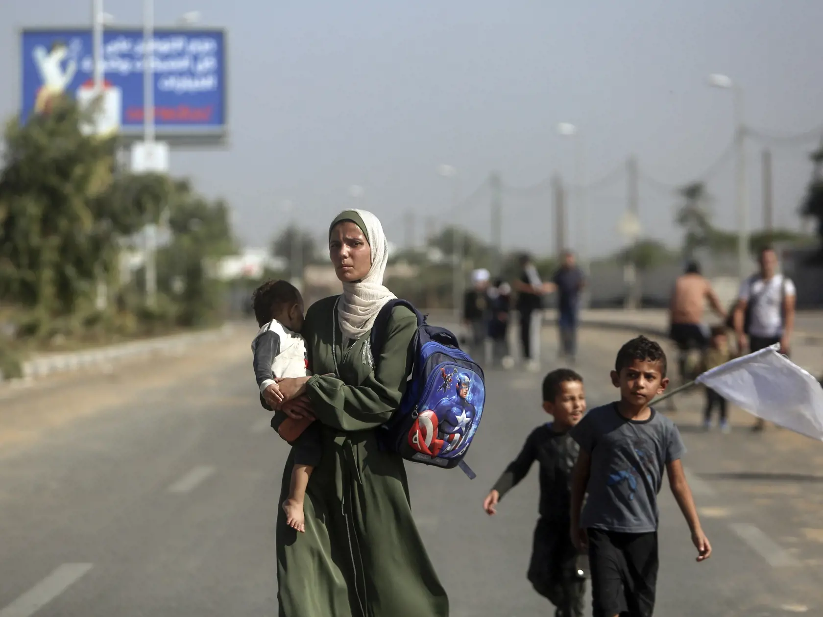 Palestínčania utekajú na juh pásma Gazy na ulici Salah al-Din v meste Bureij 7. novembra 2023.