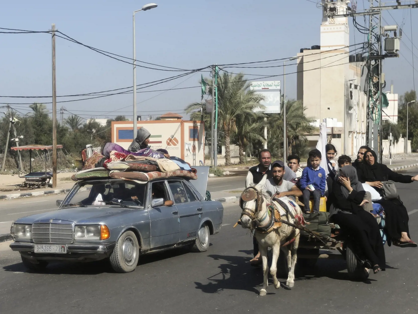 Palestínčania utekajú na juh pásma Gazy na ulici Salah al-Din v meste Bureij 7. novembra 2023.