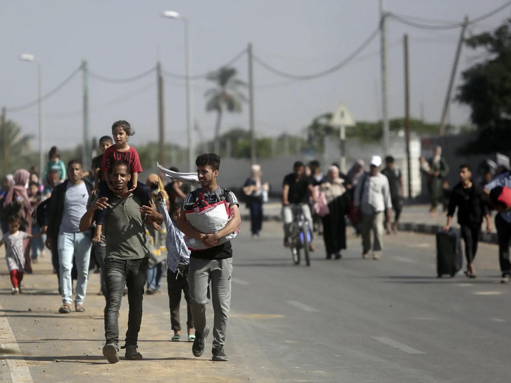 Palestínčania utekajú na juh pásma Gazy na ulici Salah al-Din v meste Bureij 7. novembra 2023. Niekoľko sto obyvateľov pásma Gazy  v utorok s bielymi vlajkami v rukách utieklo na juh tejto