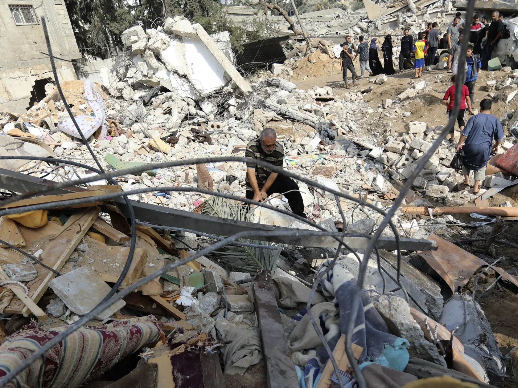 Palestínčania skúmajú škody na  zničenom dome po izraelskom leteckom útoku v Gaze 8. novembra 2023.