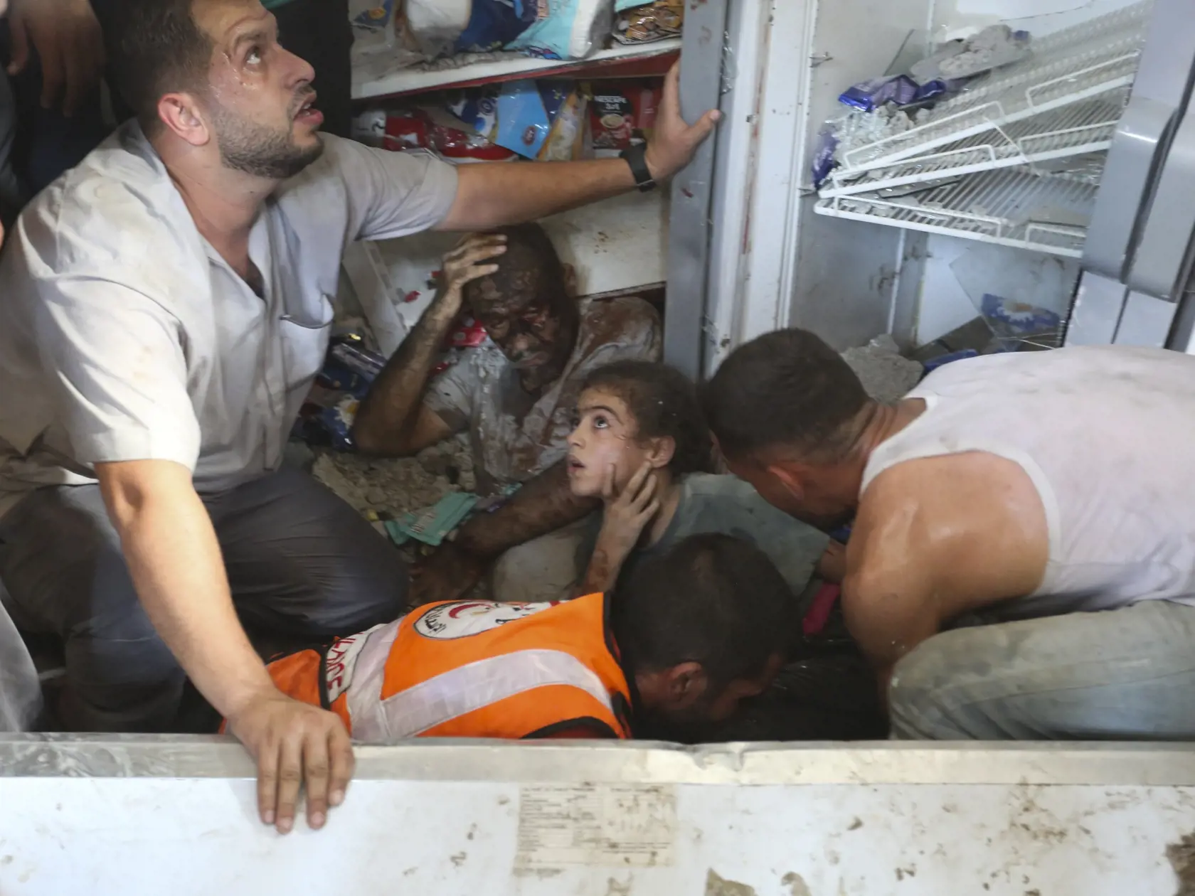 Palestínčania zachraňujú preživších po izraelskom leteckom útoku na pásmo Gazy v meste Rafah 25. októbra 2023.