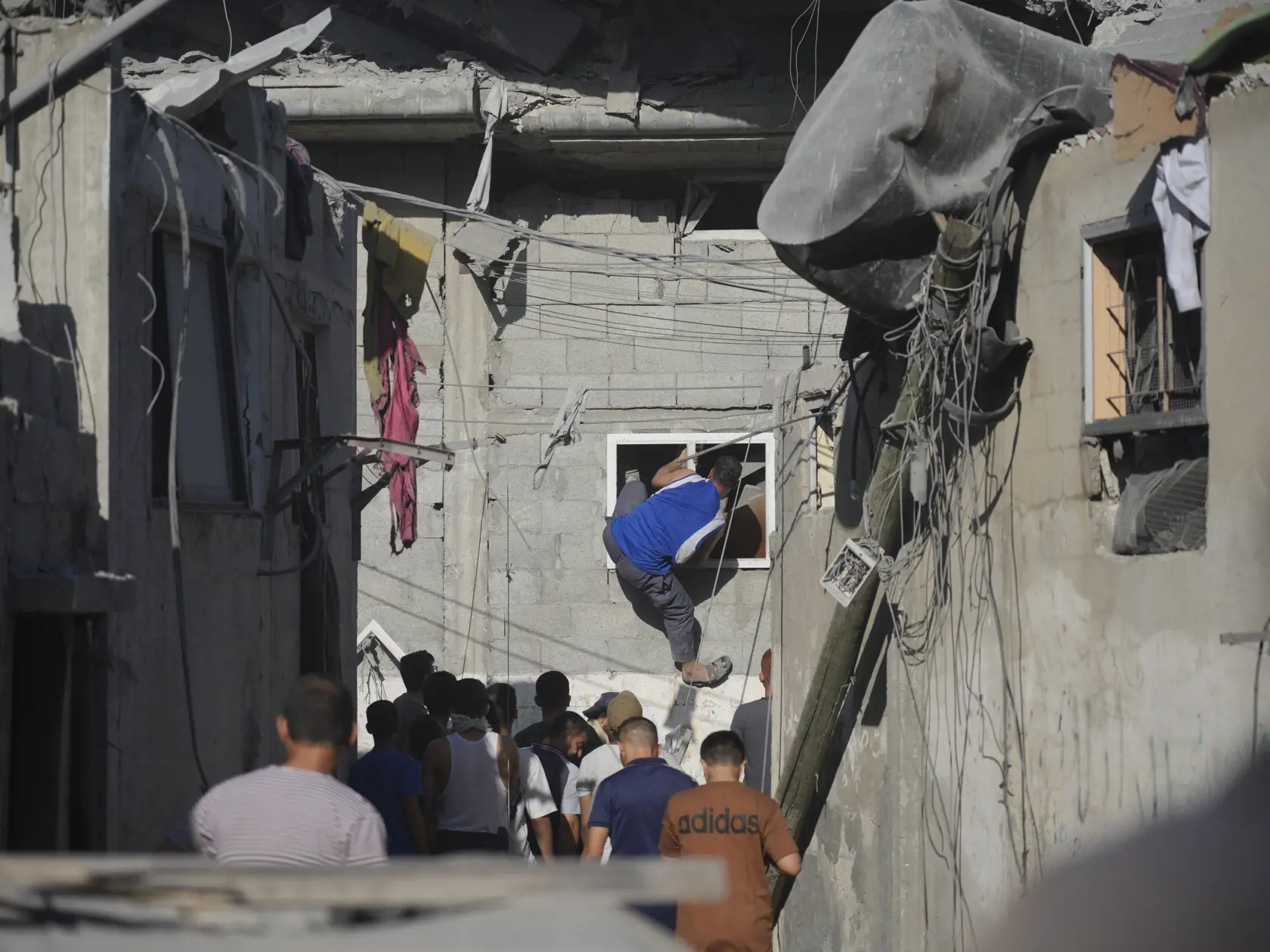 Palestínčania prehľadávajú preživších v troskách zničeného domu po izraelskom leteckom útoku na pásmo Gazy v utečeneckom tábore Nusseirat 4. novembra 2023.