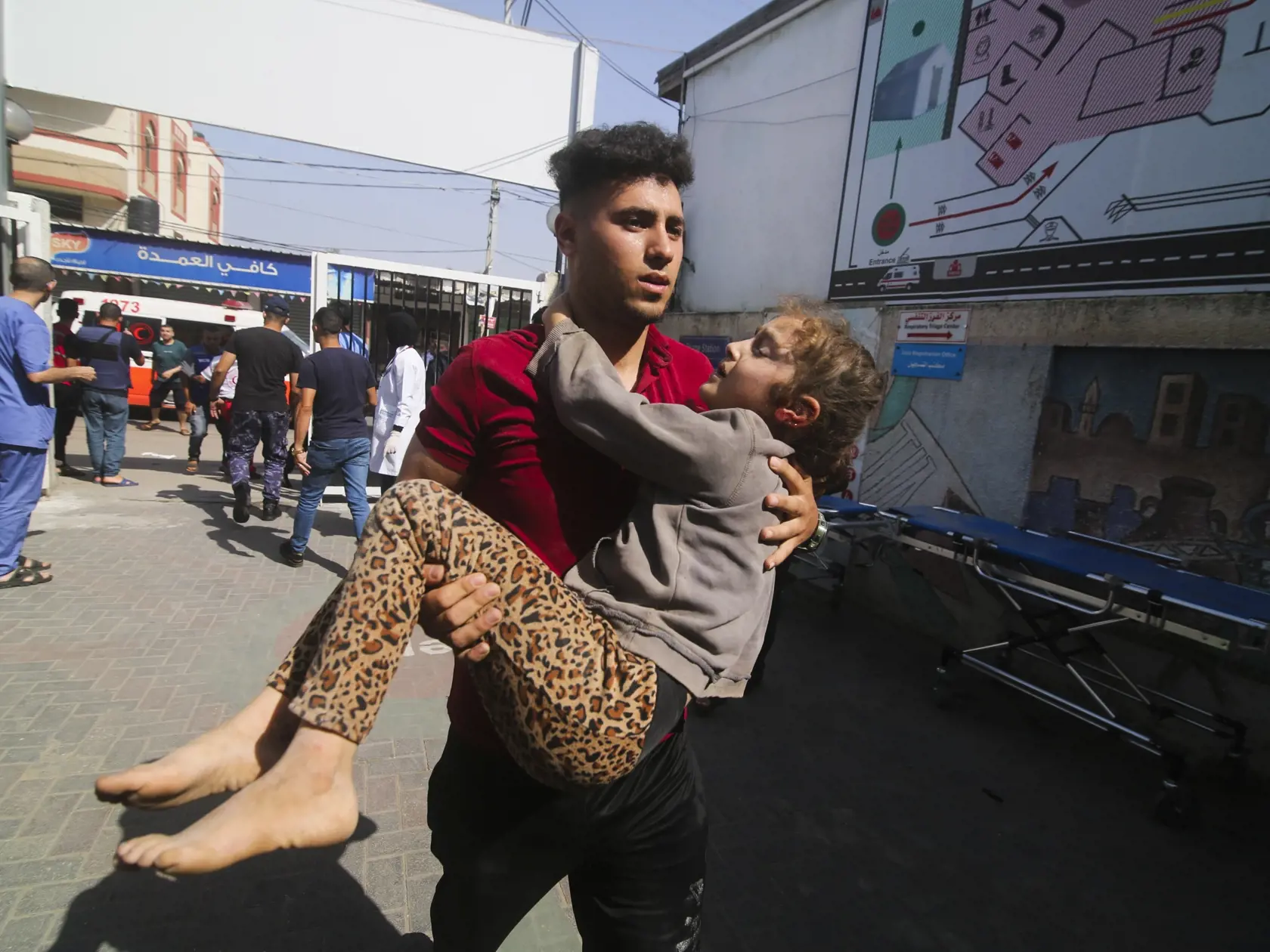 Palestínčan nesie na rukách zranené dievča po izraelskom bombardovaní pásma Gazy do nemocnice v Rafahu 23. októbra 2023.
