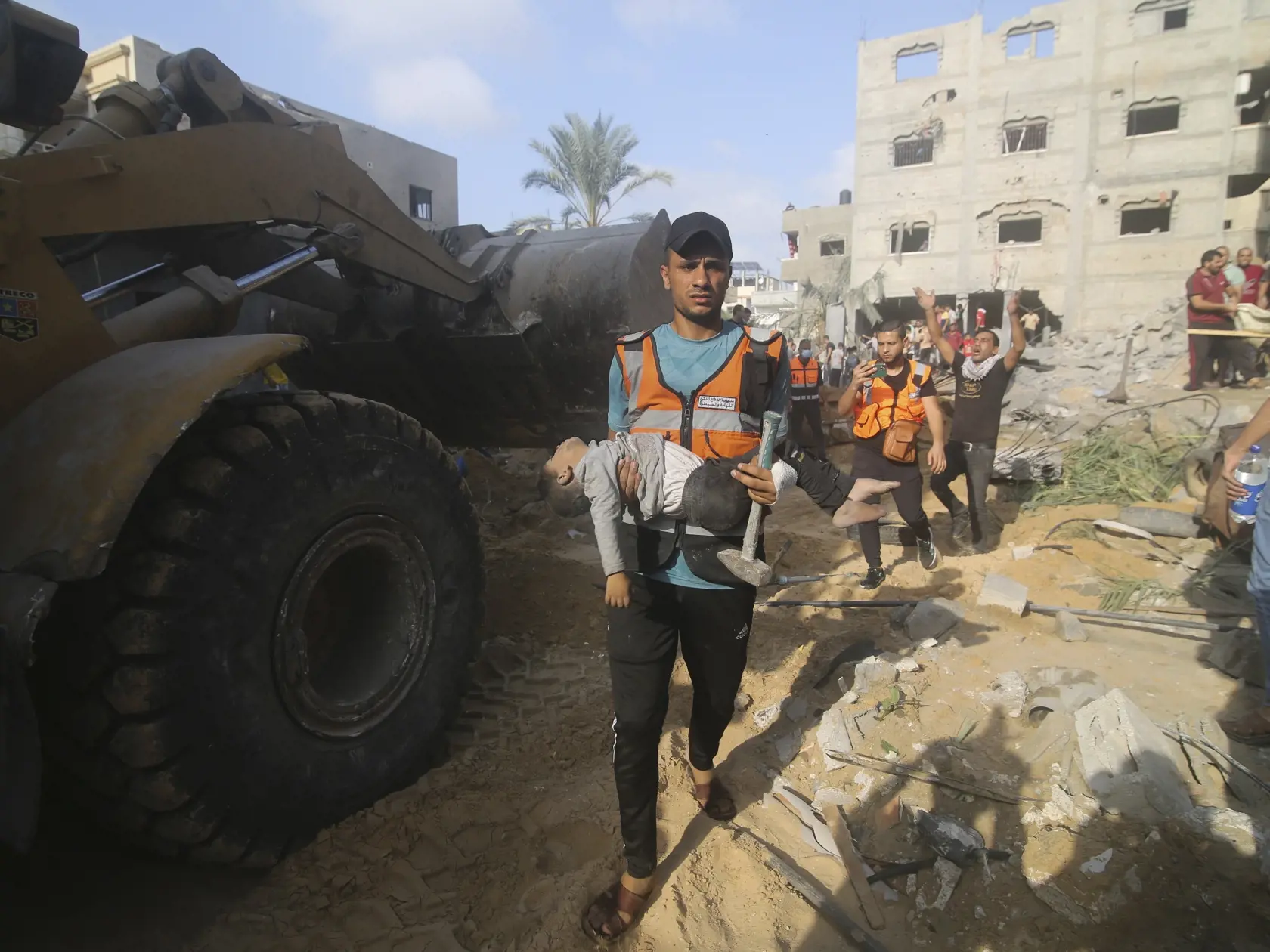Palestínčania vytiahli chlapca spod trosiek zničenej budovy po izraelskom leteckom útoku na dom rodiny Zarúbovcov v meste Rafah na juhu pásma Gazy 24. októbra 2023.