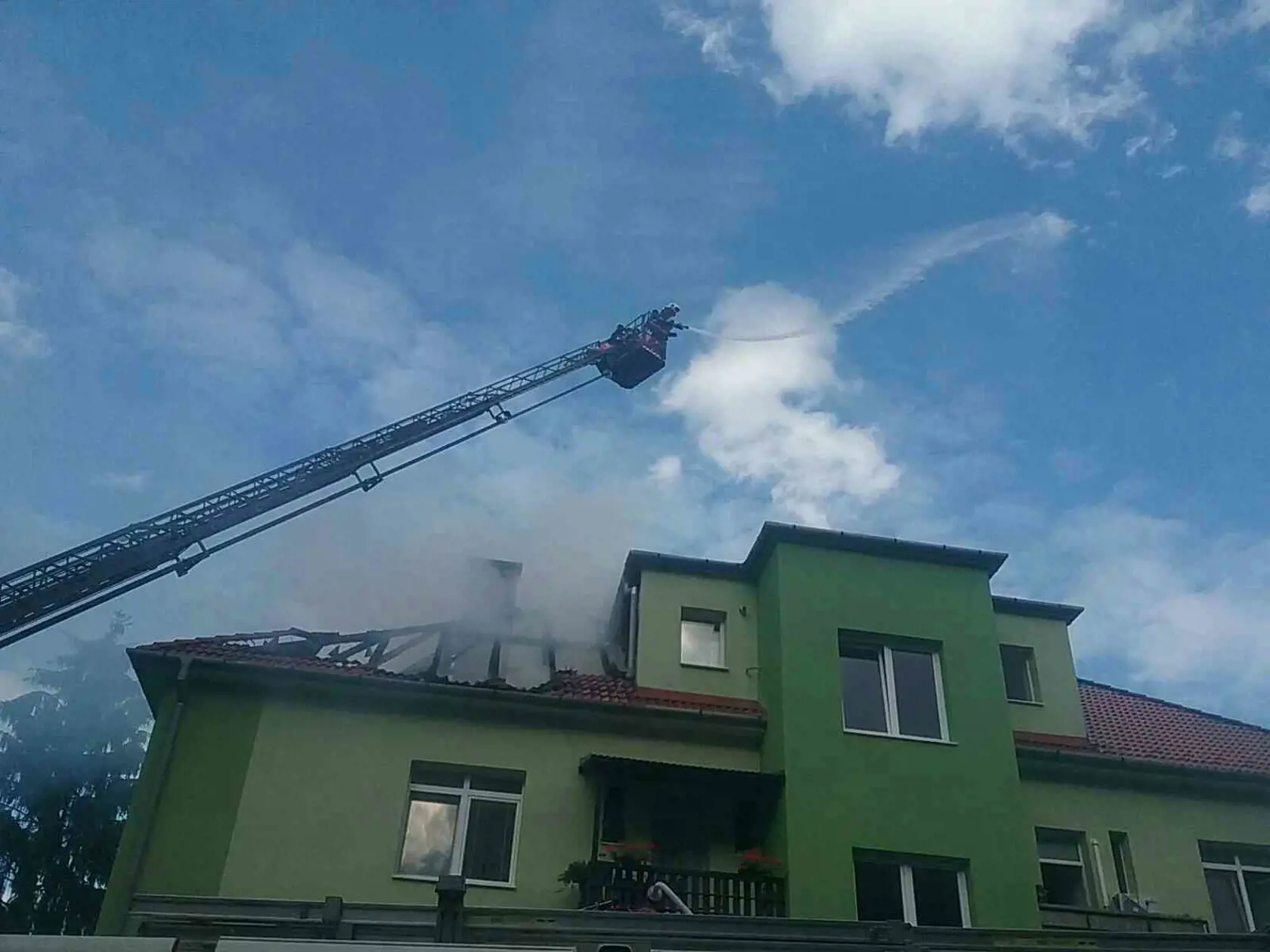 Z bytu v Zemianskych Kostoľanoch šľahali plamene a čierny dym, dve osoby, ktoré utrpeli zranenia, boli prevezené do nemocnice.