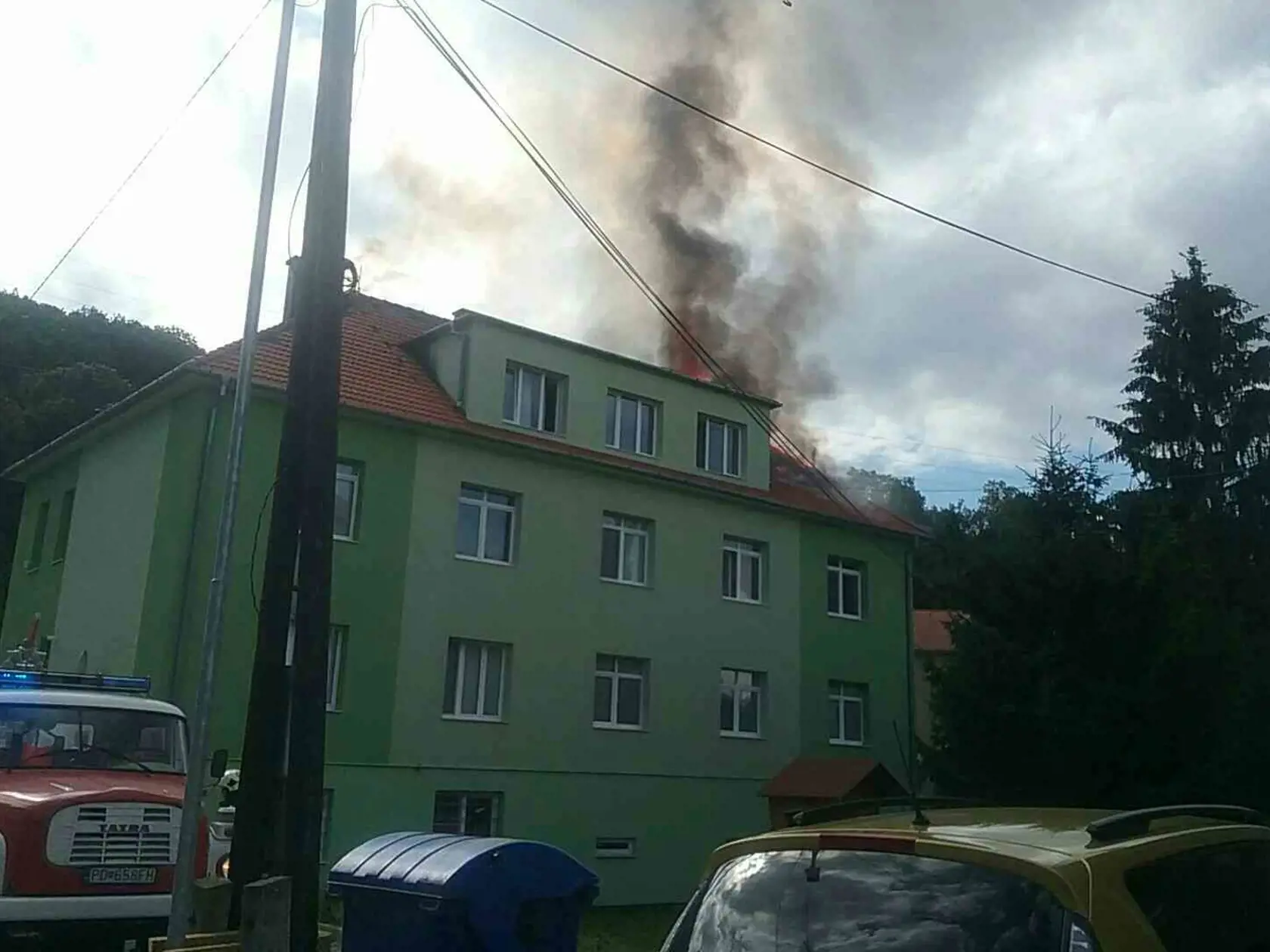 Z bytu v Zemianskych Kostoľanoch šľahali plamene a čierny dym, dve osoby, ktoré utrpeli zranenia, boli prevezené do nemocnice.