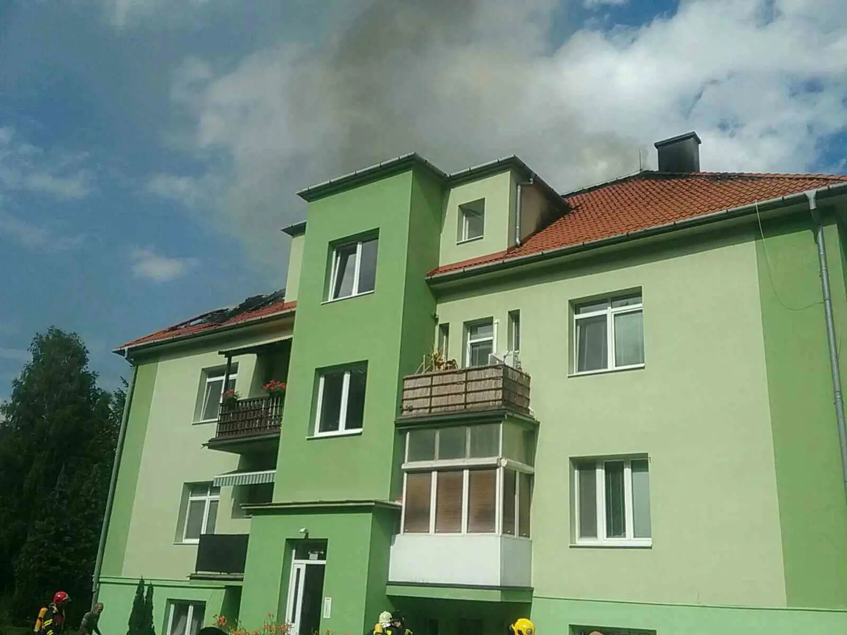 Z bytu v Zemianskych Kostoľanoch šľahali plamene a čierny dym, dve osoby, ktoré utrpeli zranenia, boli prevezené do nemocnice.