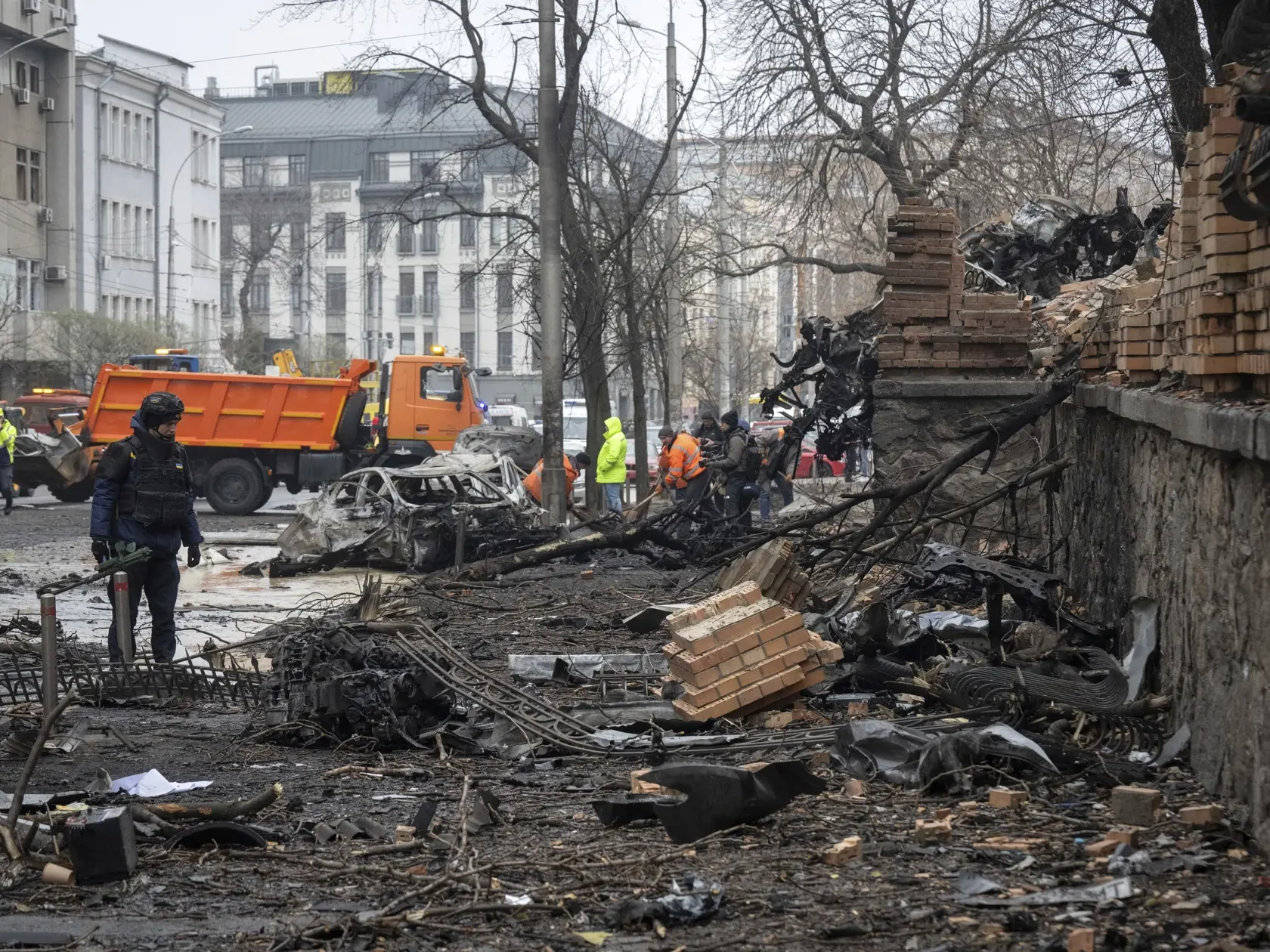 Policajt si prezerá materiálne škody po útoku ruskej armády na ukrajinské hlavné mesto Kyjev v piatok 20. decembra 2024.