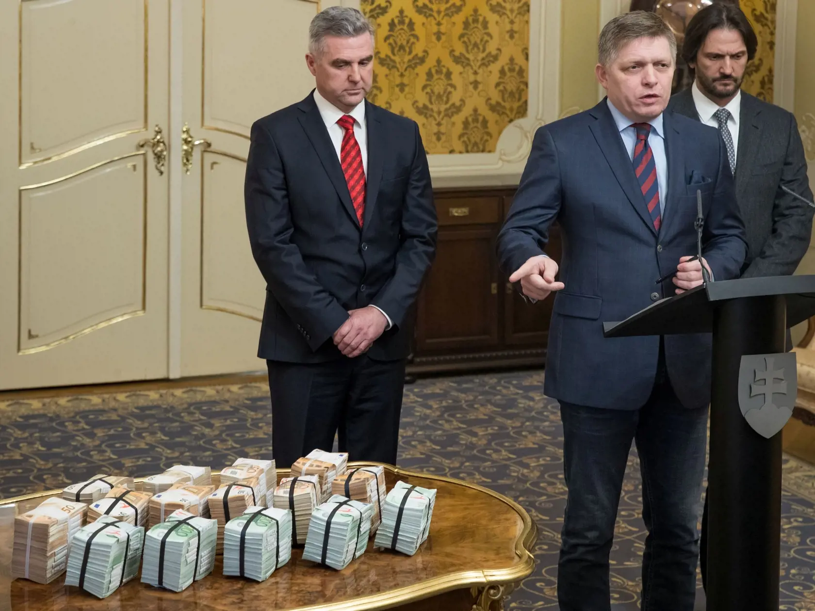 NESLÁVNE SLÁVNA SCÉNA Milión eur v hotovosti sme na Úrade vlády SR už videli. V seriáli sa minister  vnútra prezliekol do riflí s marketingovým zámerom. „Však keď ide o takéto vážne veci, nemám čas na oblek,“ povedal.