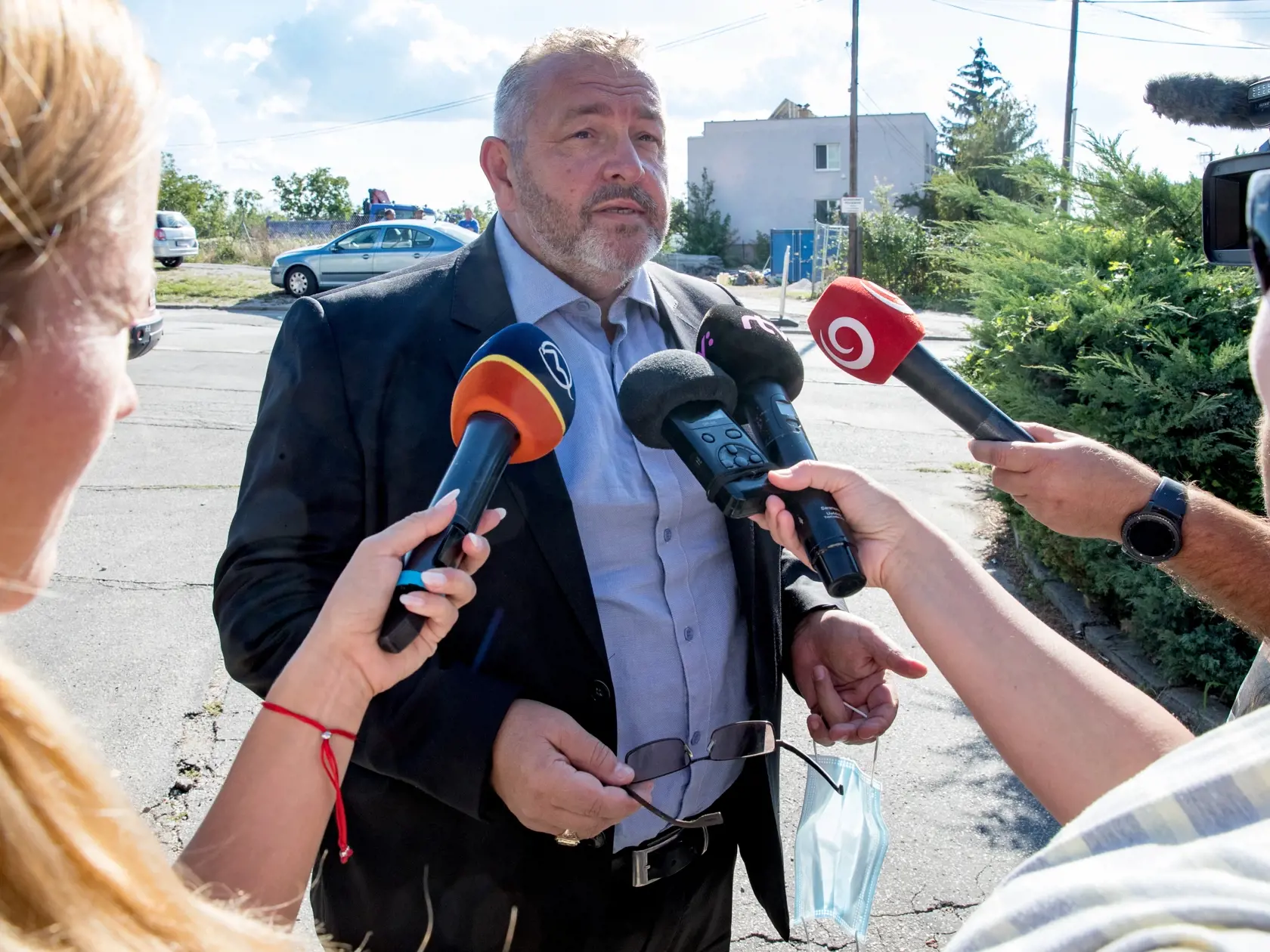 Po prepustení Aleny Zsuzsovej z väzby rozhodnutím Špecializovaného trestného súdu v Pezinku vo veci vraždy Jána Kuciaka a Martiny Kušnírovej, bola Zsuzsová členmi národnej kriminálnej agentúry prevezená z výkonu trestu v Leopoldove na pobočku NAKA v Nitre. Na snímke je Štefan Neszméry, právny zástupca Aleny Zsuzsovej.