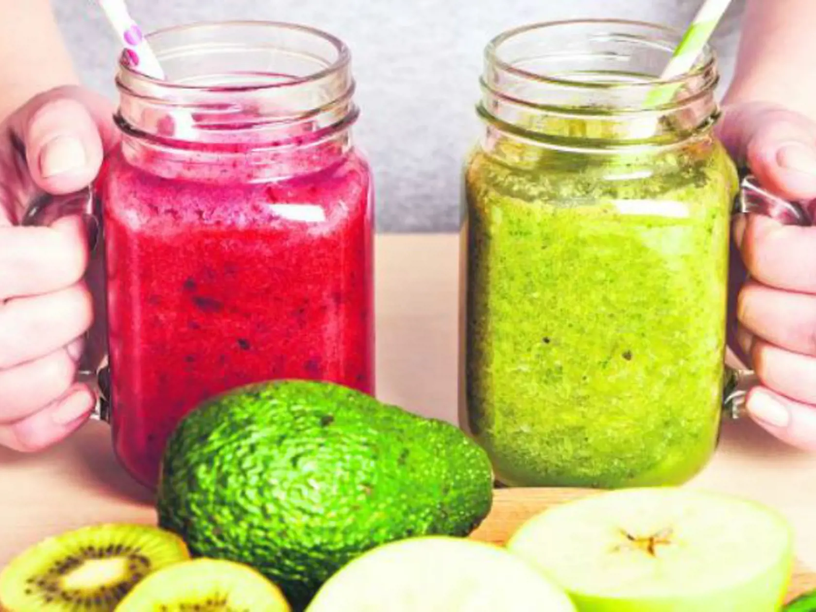 Detská diéta PRINCÍP: Jete len rozmixovanú neochutenú zeleninu a ovocie, ako bábätká. Vytvorila ju americká fitness trenérka Tracy Andersonová ako „Baby Food Diet“ a držala ju aj hviezda Jennifer Anistonová. Pár kíl zhodíte, ale akoháhle sa vrátite k normálnej strave, priberiete ich naspäť. ČO HROZÍ: Následkom je nedostatok dôležitých živín. Ak ste úplne zdraví a diéta netrvá dlho, neuškodí vám to, ale je to vlastne zbytočné, lebo kilá sa okamžite vrátia.