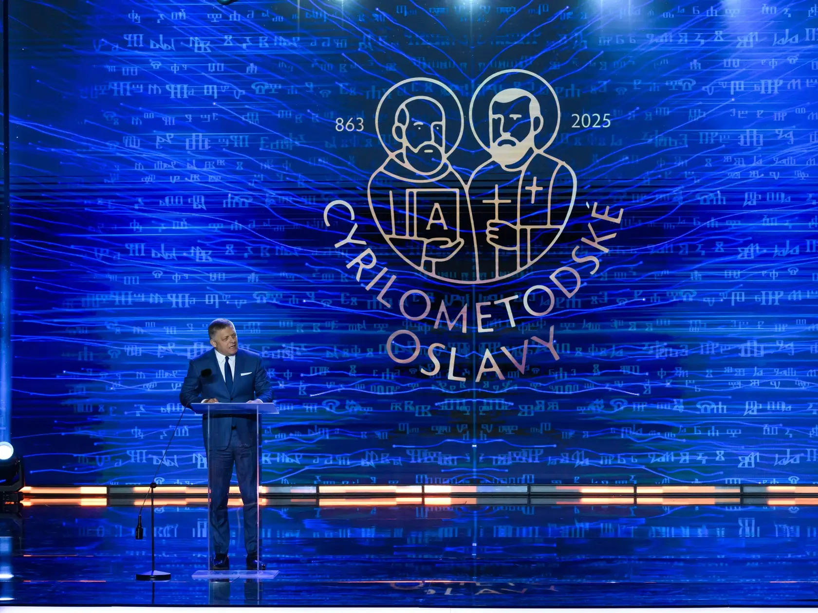 Na snímke predseda vlády SR Robert Fico (Smer-SD) počas galavečera v rámci osláv sviatku Cyrila a Metoda na Devíne v Bratislave 5. júla 2025. Hrad Devín v Bratislave je v sobotu opäť miestom celoslovenských cyrilo-metodských osláv. Pre návštevníkov bol pripravený celodenný program, ktorý priblížil históriu, umenie, zvyky, ľudovú tvorivosť, pripravené boli aj ekumenické bohoslužby. Podujatie má priblížiť význam štátneho sviatku svätých Cyrila a Metoda. Brány areálu sa otvorili o 11.00 h. FOTO TASR - Jaroslav Novák