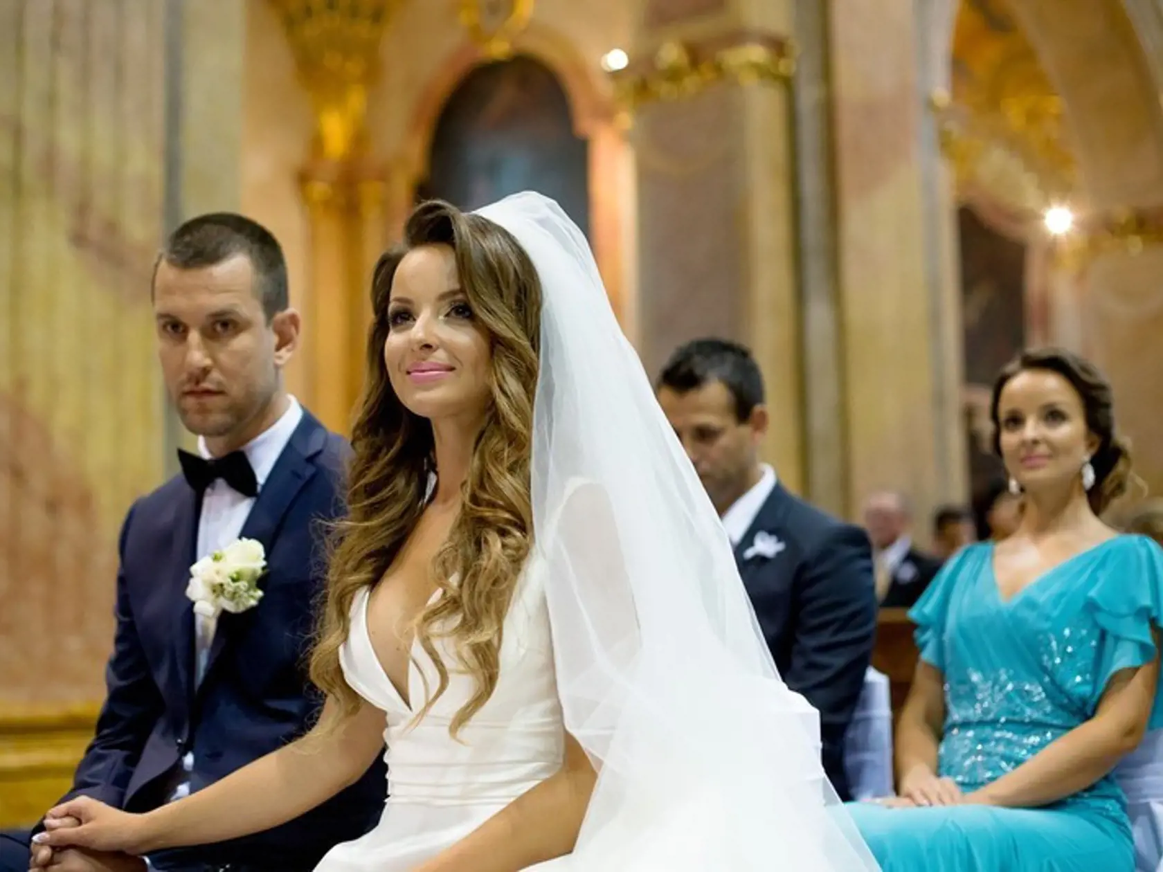 Veronika Nízlová so ženíchom počas svadobného obradu. V pozadí ako svedok sedí jej sestra Daniela.