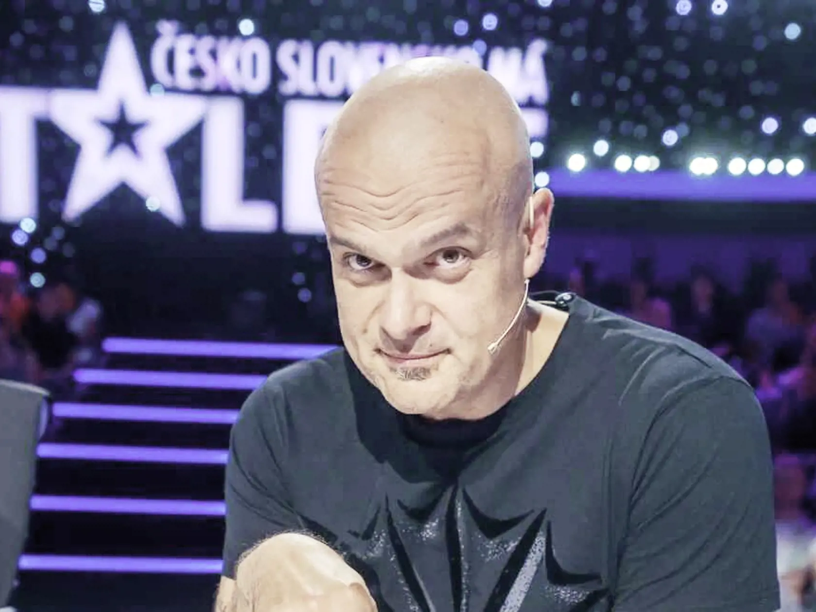 Bujné šediny. Slávik podstúpil štvorhodinovú transplantáciu na Slovensku.