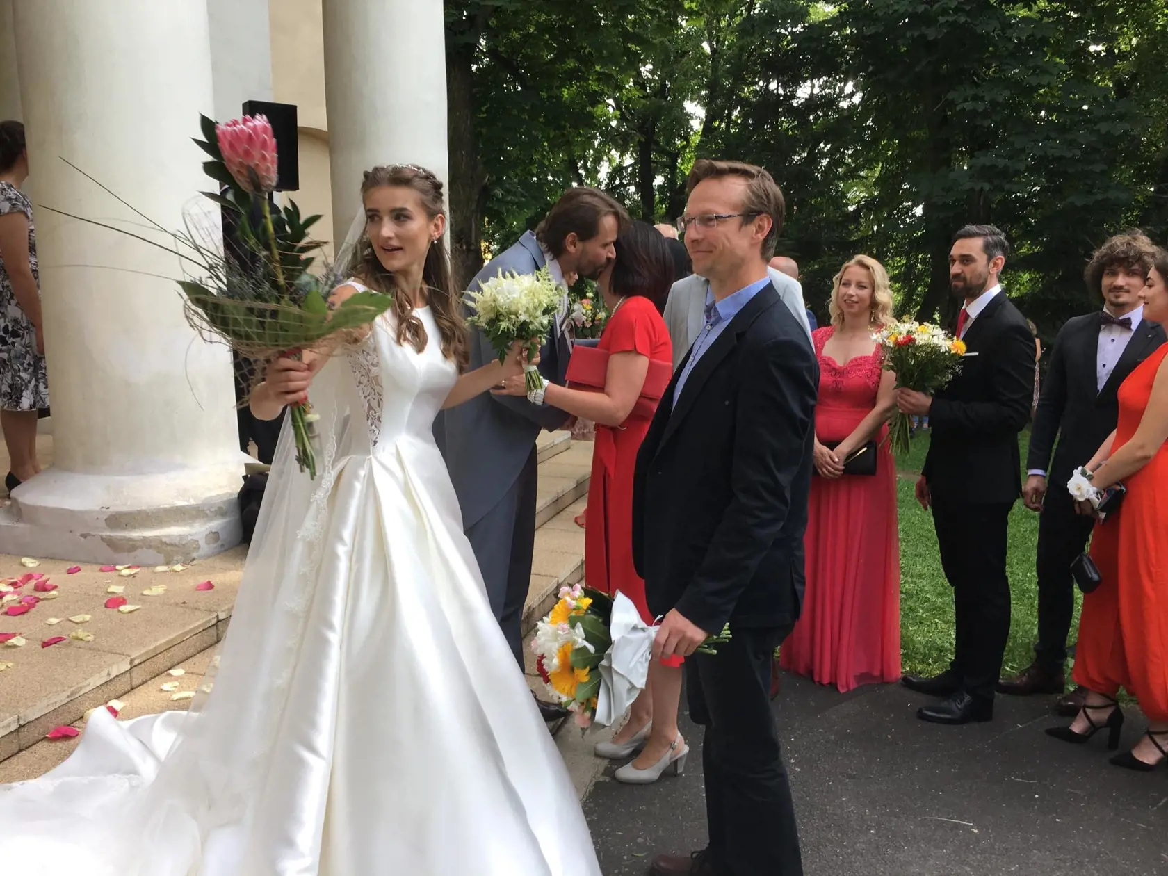 Svadba Jána Ďurovčíka a Barbory Hlinkovej. Nevesta mala nádherné jednoduché šaty a nechýbali ani režisérovi kamaráti ako Ivan Tásler, Ondrej Kandráč či speváčka Katarína Hasprová. Svoje áno si povedali v kostole v Haliči.