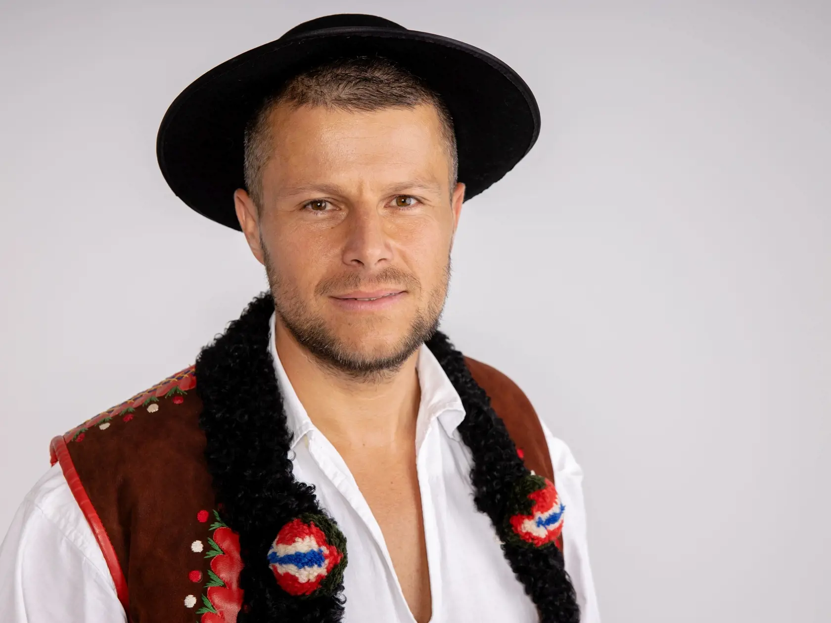 SMILNÍCI Rado a Kika, vpravo, na Farme začali milostný románik, no obaja sú zadaní.