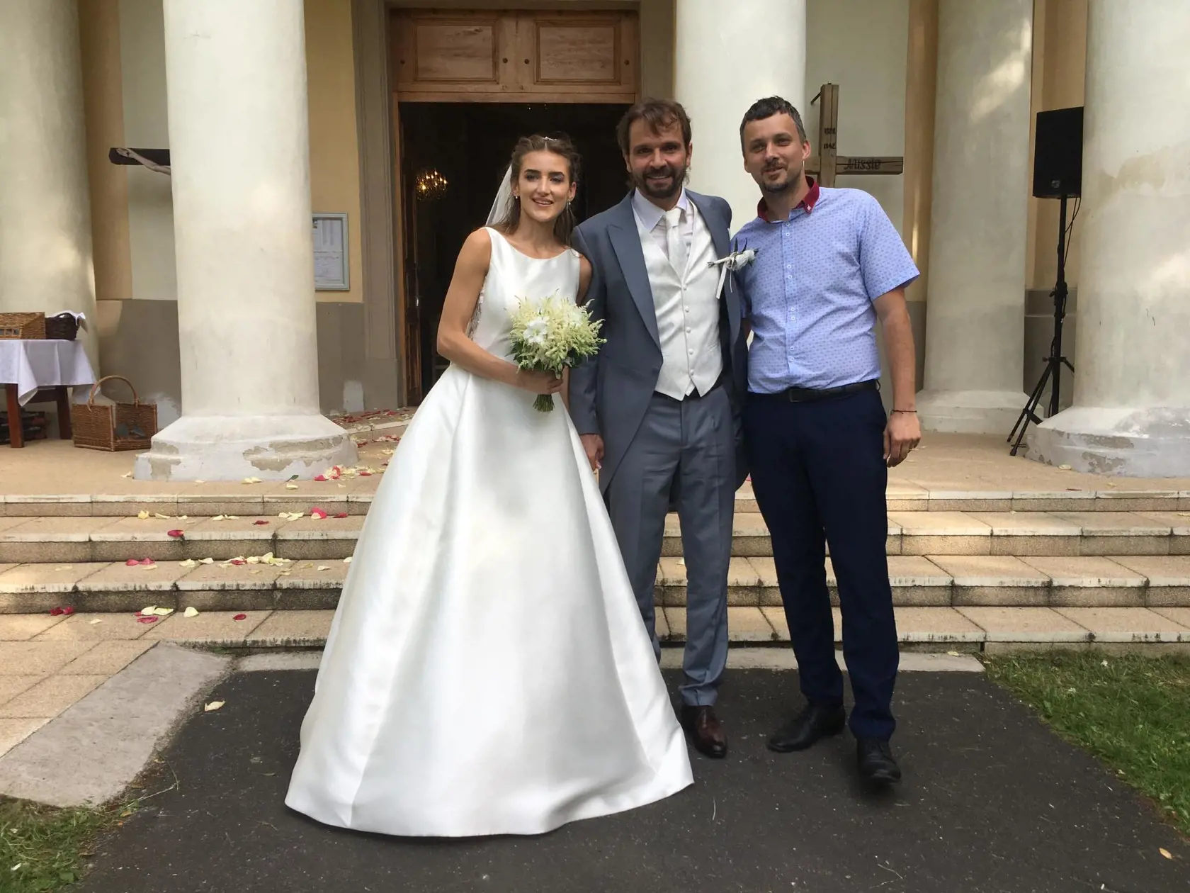 Svadba Jána Ďurovčíka a Barbory Hlinkovej. Nevesta mala nádherné jednoduché šaty a nechýbali ani režisérovi kamaráti ako Ivan Tásler, Ondrej Kandráč či speváčka Katarína Hasprová. Svoje áno si povedali v kostole v Haliči.