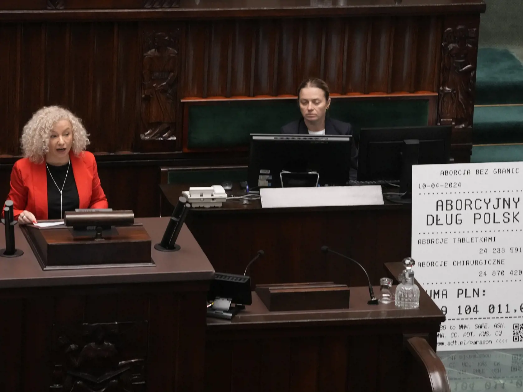 WA 13 Varšava - Poľská minisrka pre rovnosť Katarzyna Kotulová vystupuje na zasadnutí parlamentu, ktorého poslanci rokujú o štyroch návrhoch zákona o liberalizácii práva na interrupcie vo Varšave vo štvrtok 11. apríla 2024. Hlasovanie v prvom čítaní je naplánované na piatok. Tradične katolícka krajina má jeden z najreštriktívnejších zákonov o umelom prerušení tehotenstva v Európe. Mnohé ženy si tehotenstvo prerušujú doma interrupčnými tabletkami zaslanými poštou zo zahraničia. Proeurópska vládna