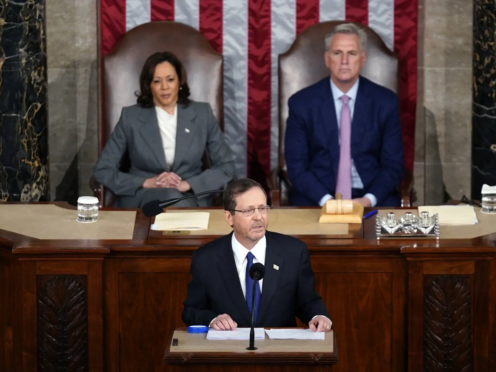 JB 34 Washington - Izraelský prezident Jicchak Herzog počas jeho prejavu v americkom Kongrese  vo Washingtone 19. júla 2023. Hore vľavo americká viceprezidentka Kamala Harrisová a hore vpravo predseda Snemovne reprezentantov USA Kevin McCarthy. FOTO TASR/AP

Israeli President Isaac Herzog speaks to a joint session of Congress, Wednesday, July 19, 2023, at the Capitol in Washington, as Vice President Kamala Harris and House Speaker Kevin McCarthy of Calif., look on.(AP Photo/Stephanie Scarbrough)