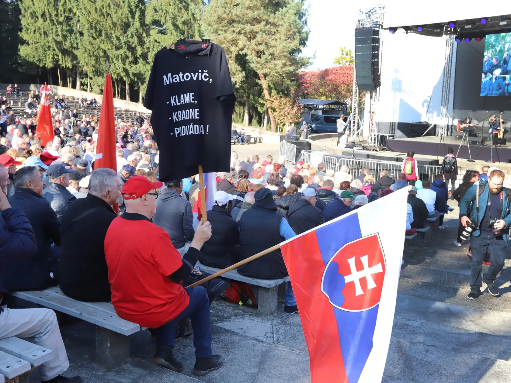 Na snímke účastníci protivládneho podujatia "čapicový protest", ktorý zorganizoval poslanec Národnej rady SR (NR SR) Robert Fico (Smer-SD), ku ktorému sa pridali strany SNS a Republika v Rimavskej Sobote 17. októbra 2021. FOTO TASR - Ján Krošlák