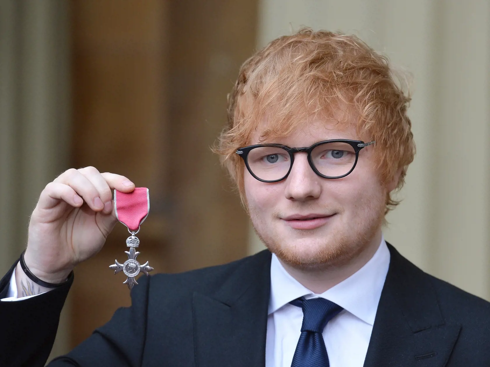 LONDON, UNITED KINGDOM - DECEMBER 7:  Singer Ed Sheeran poses with his MBE (Member of the Order of the British Empire) medal that was presented to him  by the Prince of Wales during an Investiture ceremony on December 7, 2017 at Buckingham Palace, London. (Photo by John Stillwell - WPA Pool/Getty Images)