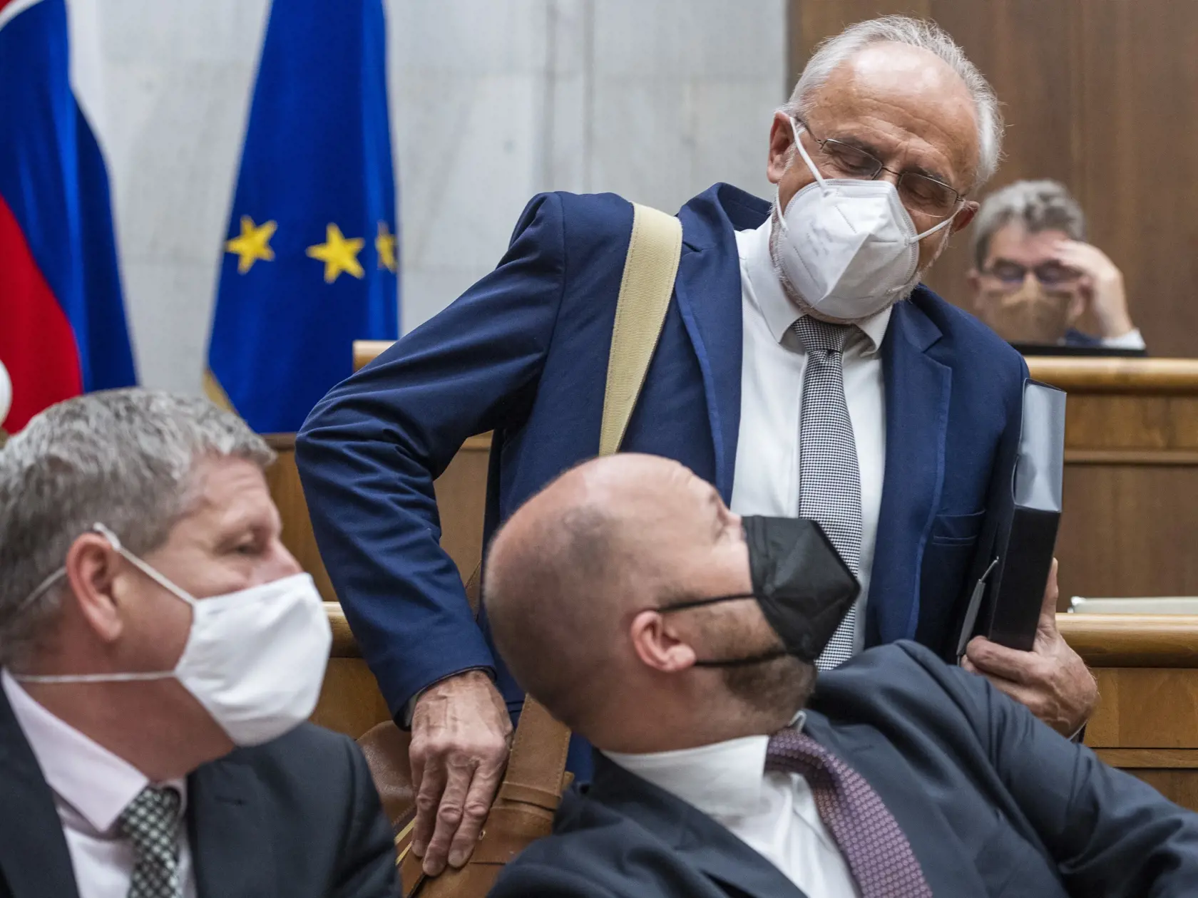 Na snímke zľava minister zdravotníctva SR Vladimír Lengvarský (nominant OĽaNO), minister obrany SR Jaroslav Naď (OĽaNO) a minister pôdohospodárstva a rozvoja vidieka SR Ján Mičovský (OĽaNO) počas 27. schôdze NR SR, na ktorej sa rokuje o programovom vyhlásení vlády SR v Bratislave 30. apríla 2021. FOTO TASR - Jaroslav Novák
