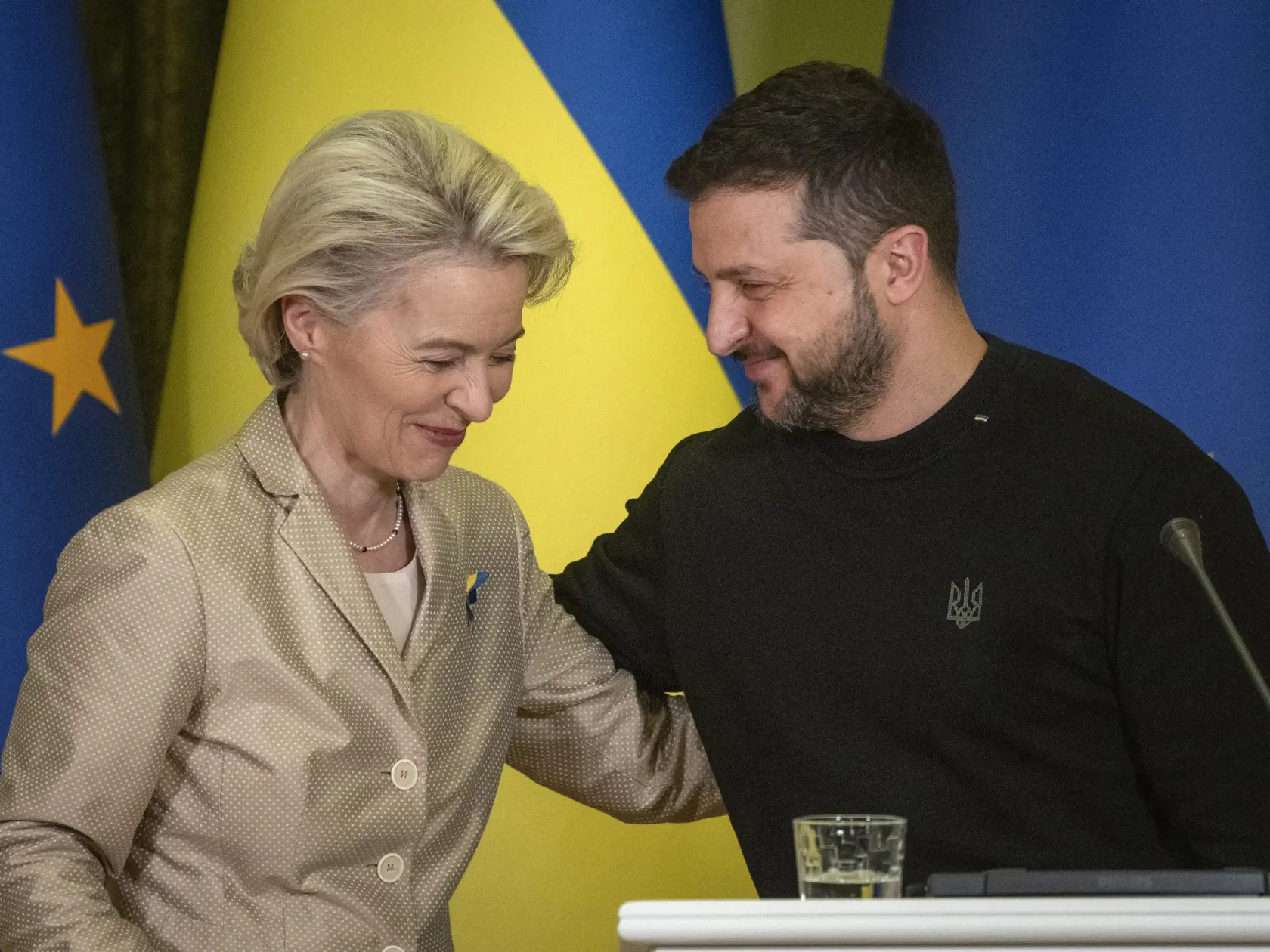Predsedníčka Európskej komisie (EK) Ursula von der Leyenová (vľavo) počas tlačovej konferencie s ukrajinským prezidentom Volodymyrom Zelenským po ich stretnutí v Kyjeve 4. novembra 2023.)
