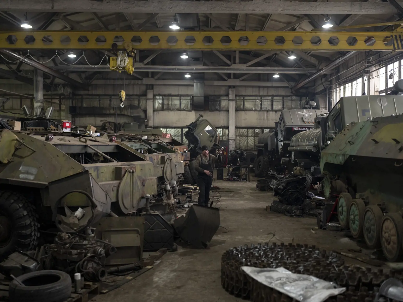 Mechanik kráča v opravovni tankov v Kyjevskej oblasti 20. októbra 2023.