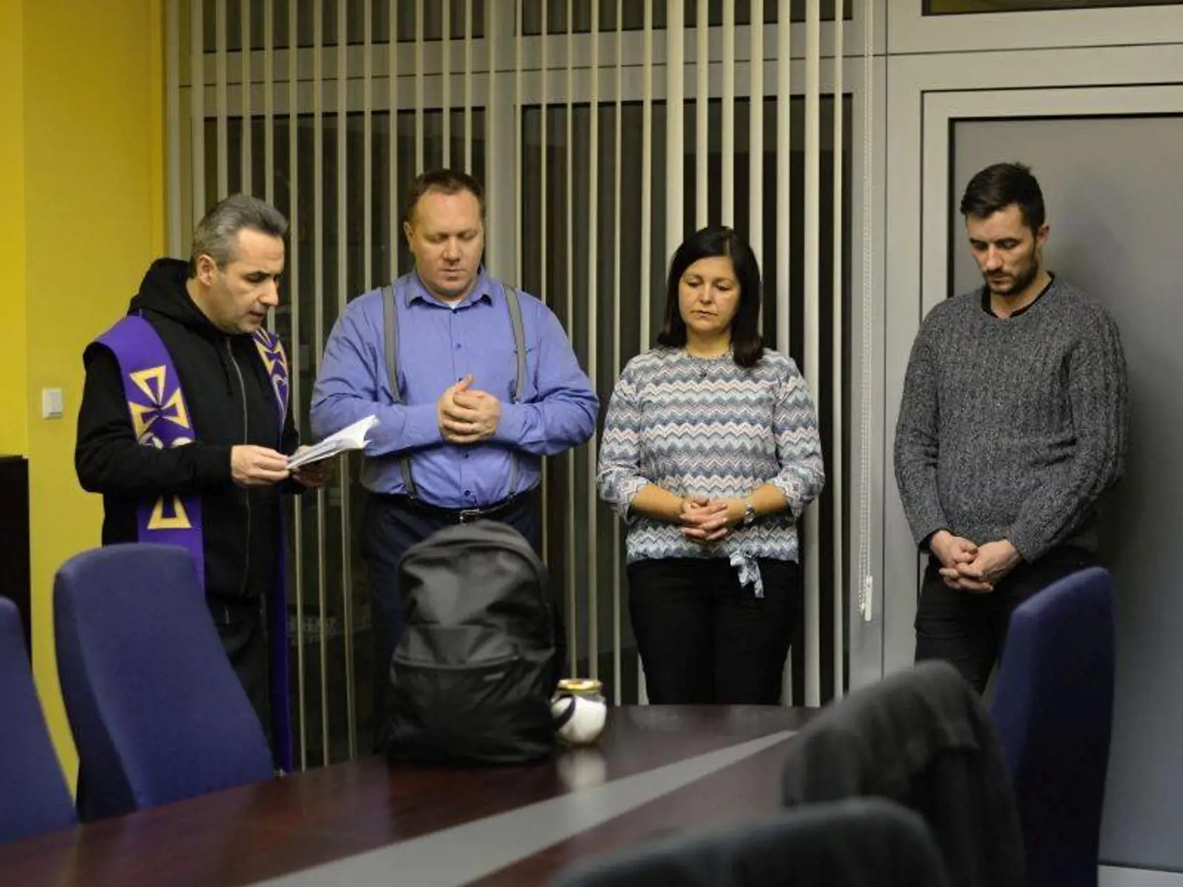 Duchovná chvíľa. Erika Jurinová pozvala do úradu ŽSK exorcistu.