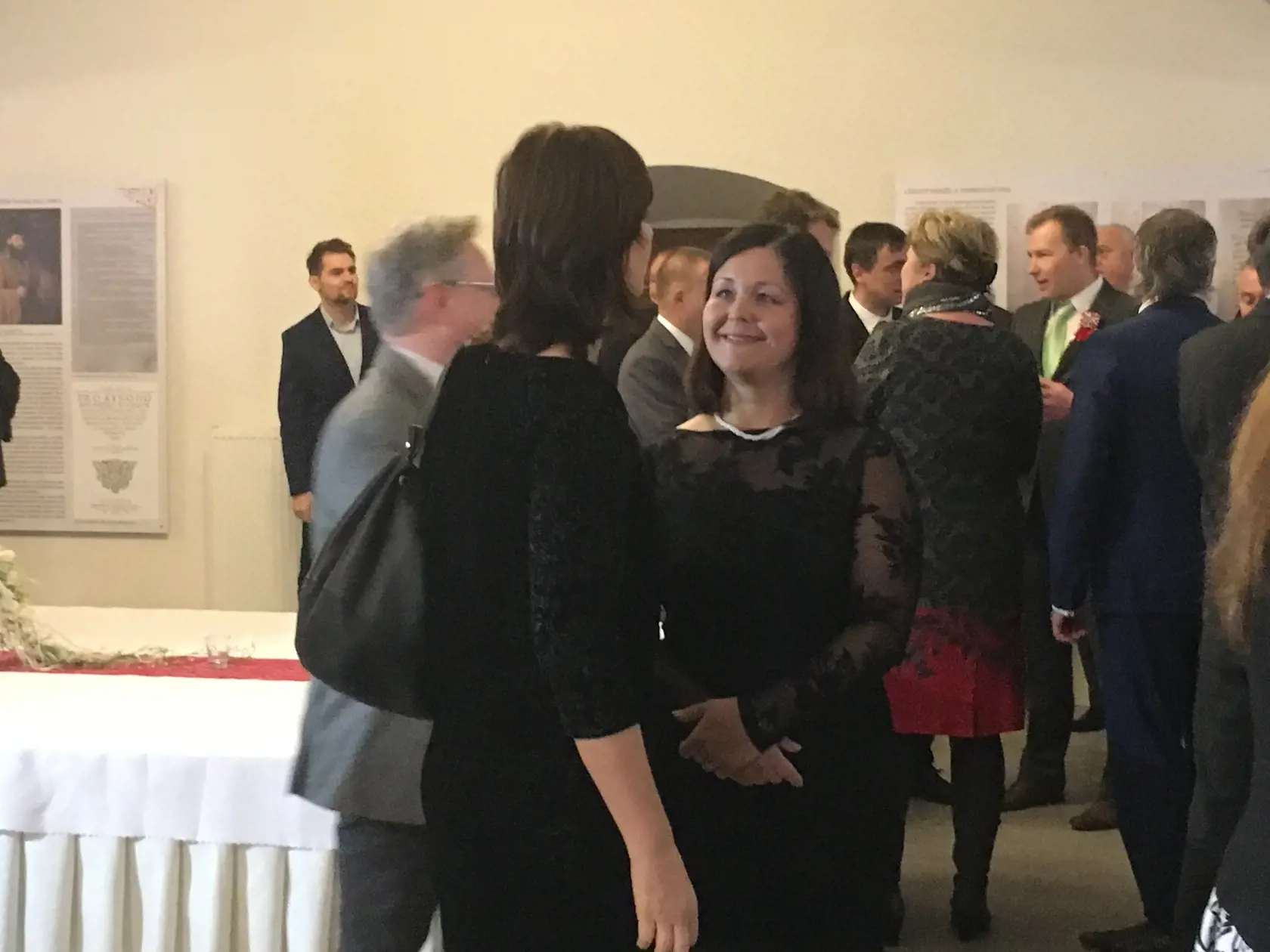 Pred sľubom sa Erika Jurinová objímala so svojimi kolegami, s ktorými prehodila pár slov.