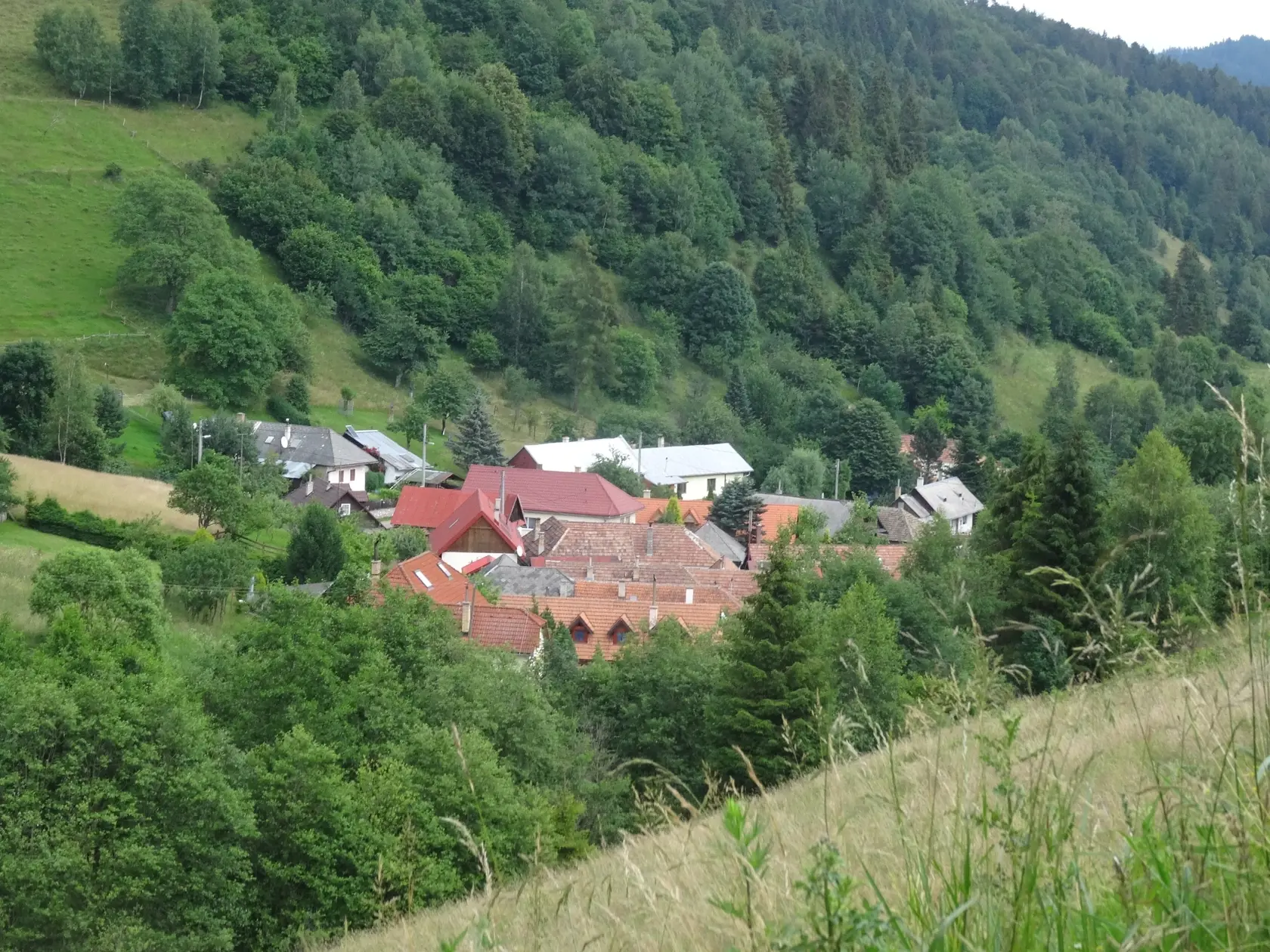 Obec Úhorná leží v údolí a je obklopená hustými lesmi. Na kopci nad ňou sa každý rok koná púť k Panne Márii Snežnej.