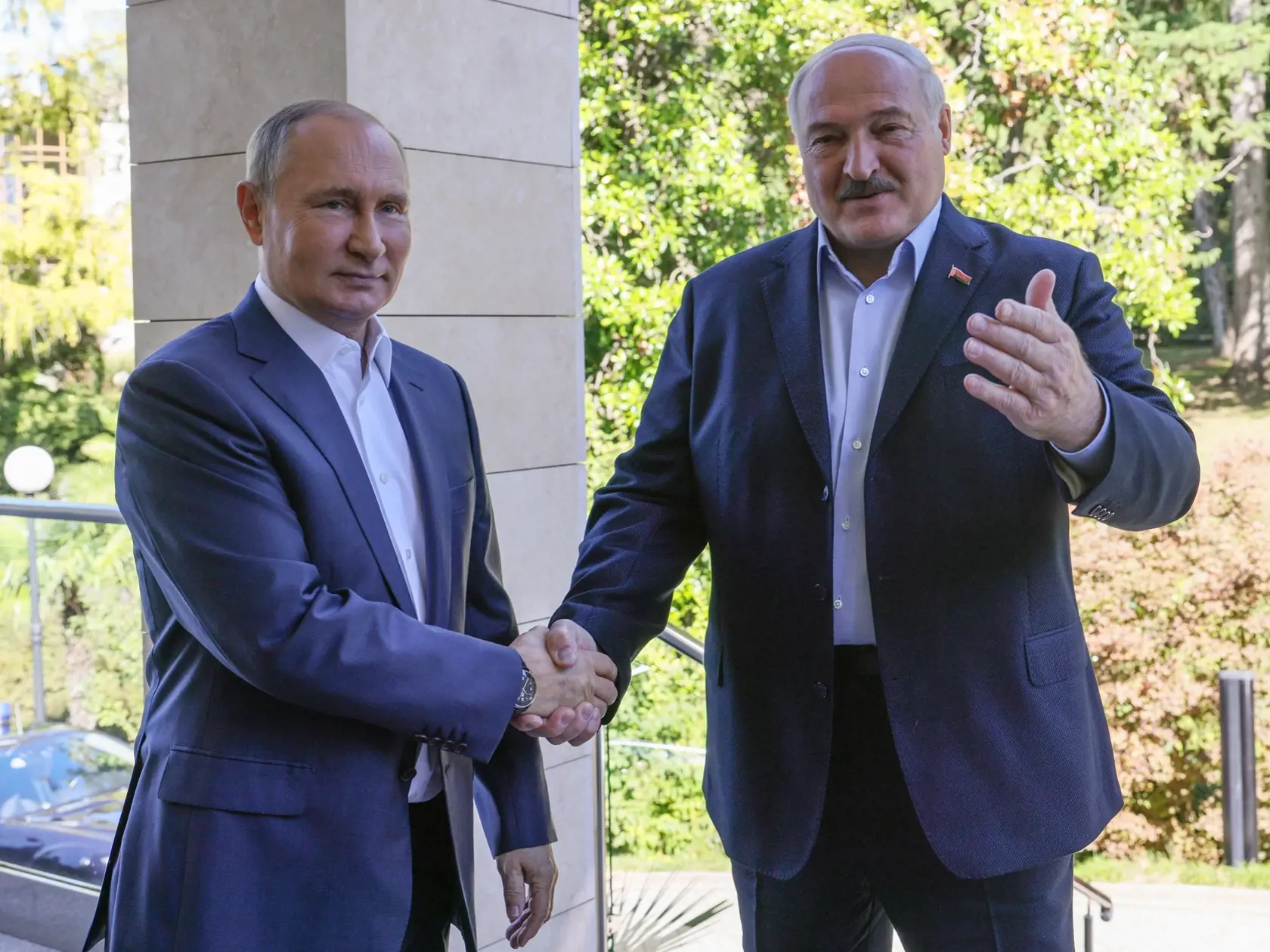 EBE 35 Soči - Na snímke vľavo ruský prezident Vladimir Putin a bieloruský prezident Alexander Lukašenko pózujú fotografom počas stretnutia v rezidencii Bočarov Ručei v čiernomorskom letovisku Soči 26. septembra 2022. FOTO TASR/AP

Russian President Vladimir Putin, left, and Belarusian President Alexander Lukashenko pose for a photo during their meeting in the Bocharov Ruchei residence in the Black Sea resort of Sochi, Russia, Monday, Sept. 26, 2022. (Gavriil Grigorov, Sputnik, Kremlin Pool Photo