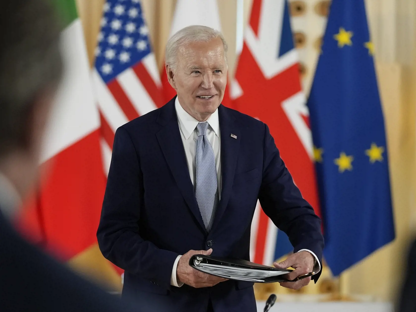 Na snímke americký prezident Joe Biden počas podujatie Partnerstvo pre globálnu infraštruktúru a investície počas trojdňového summitu svetových lídrov G7 v meste Borgo Egnazia v regióne Apúlia na juhovýchode Talianska vo štvrtok 13. júna 2024. Na summite sa zúčastní aj ukrajinský prezident Volodymyr Zelenskyj. Témami pracovných rokovaní prvého dňa budú Afrika, klimatická zmena, Blízky východ a Ukrajina.
