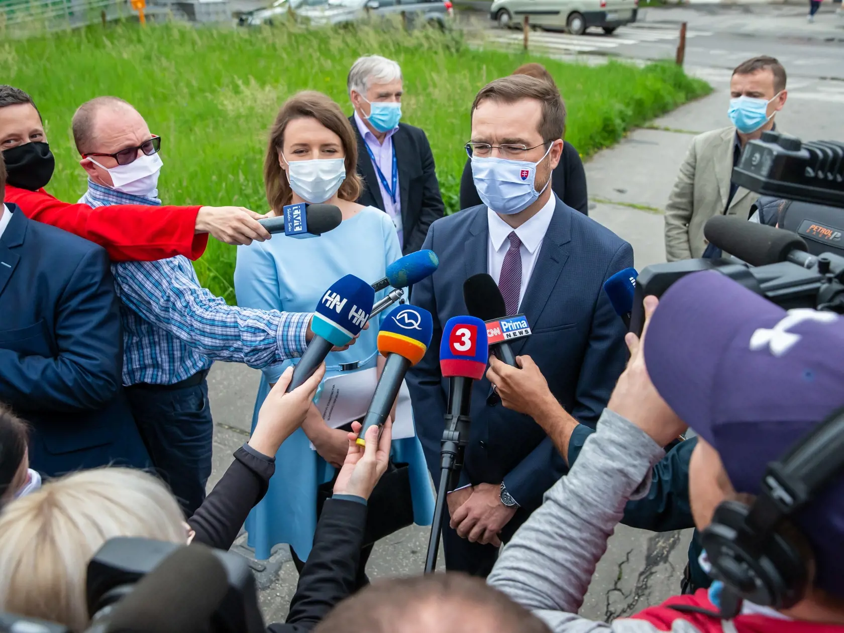 Na snímke je situácia po útoku nožom na Základnej škole vo Vrútkach pri ktorom prišiel útočník a zástupca školy Jaroslav Budz o život a niekoľko ľudí a detí bolo zranených. Ministrer zdravotníctva Marek Krajčí prišiel pozrieť zranených a prehovoril k médiam pred nemocnicou.