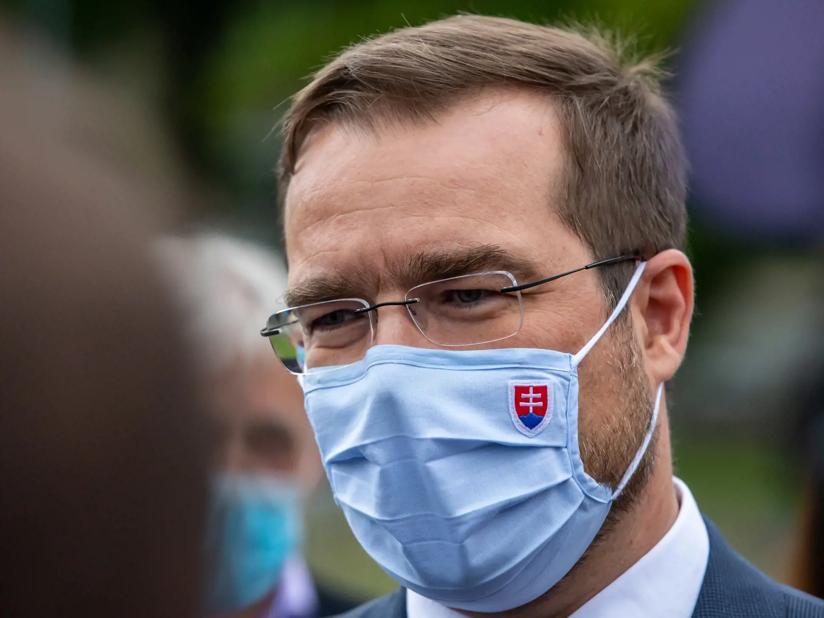 Na snímke je situácia po útoku nožom na Základnej škole vo Vrútkach pri ktorom prišiel útočník a zástupca školy Jaroslav Budz o život a niekoľko ľudí a detí bolo zranených. Ministrer zdravotníctva Marek Krajčí prišiel pozrieť zranených a prehovoril k médiam pred nemocnicou. 