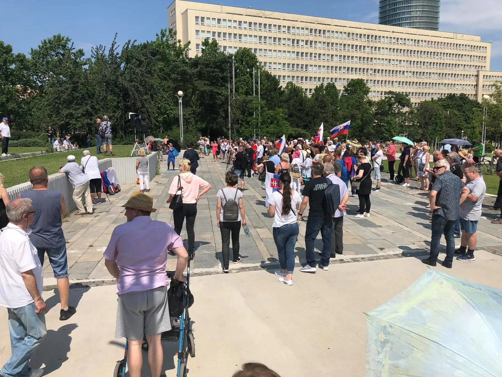 Na proteste proti Matovičovi sa stretlo niekoľko stoviek ľudí.