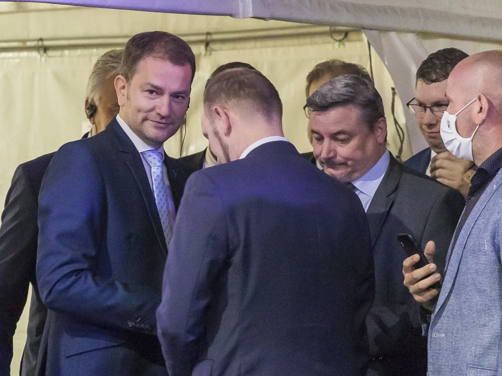 na snimke  -  Igor Matovič predseda vlady SR a Zsolt Semjén vicepreniér vlády Maďarska na hraničnom prechode Medveďov- Vámosszabadi