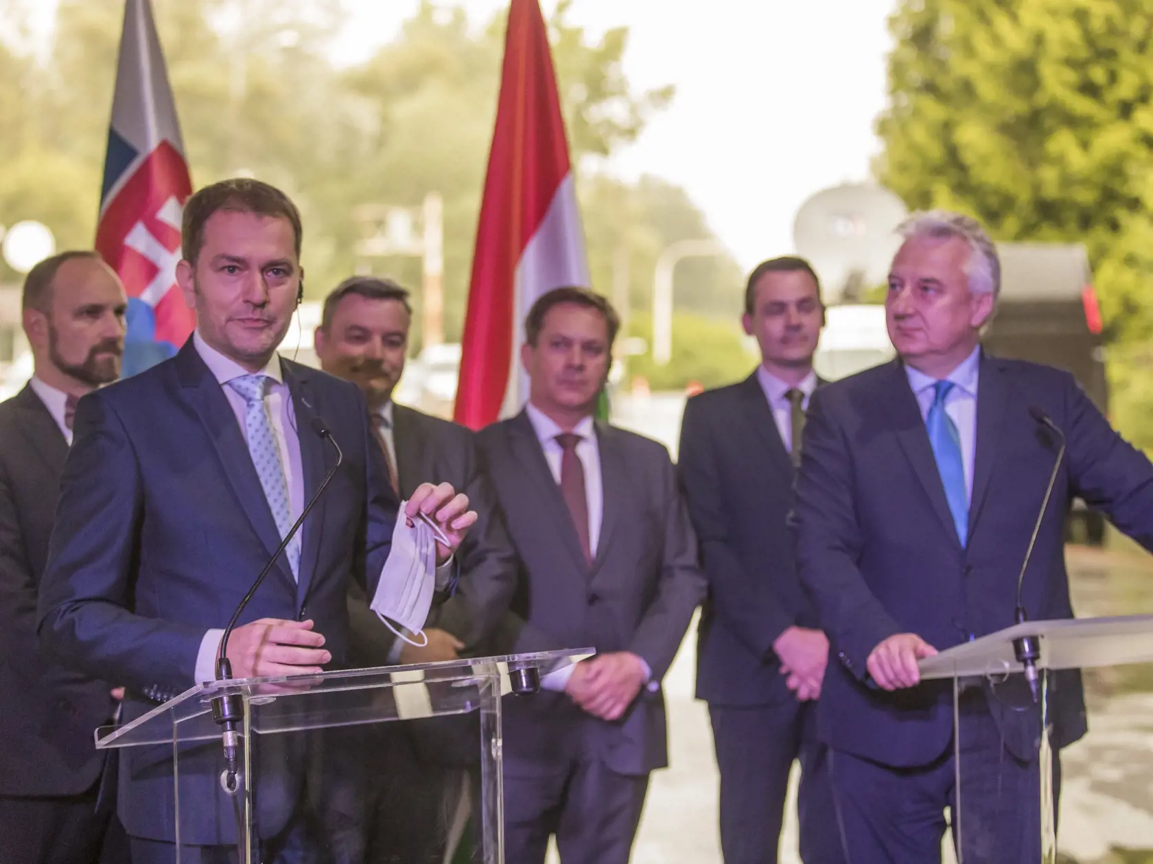na snimke  -  Igor Matovič predseda vlady SR a Zsolt Semjén vicepreniér vlády Maďarska na hraničnom prechode Medveďov- Vámosszabadi