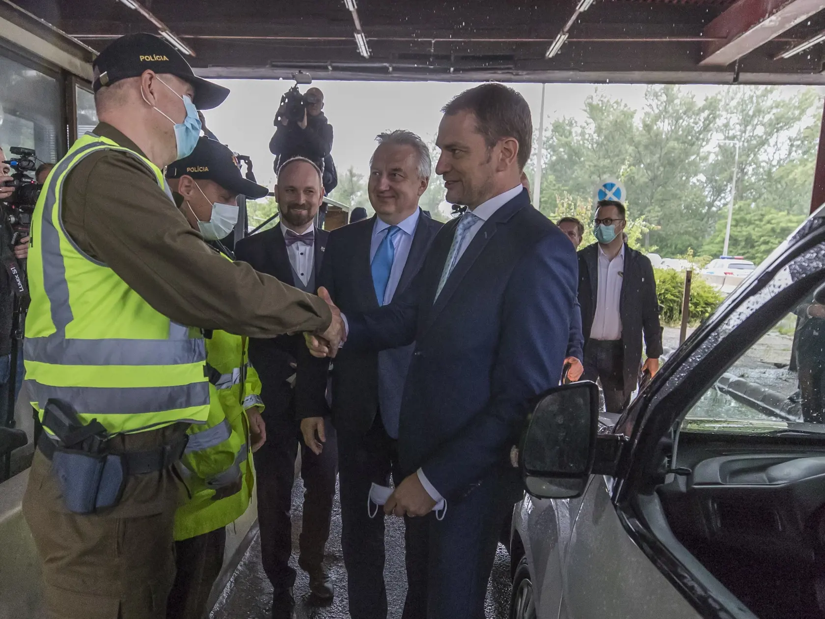 na snimke  -  Igor Matovič predseda vlady SR a Zsolt Semjén vicepreniér vlády Maďarska na hraničnom prechode Medveďov- Vámosszabadi