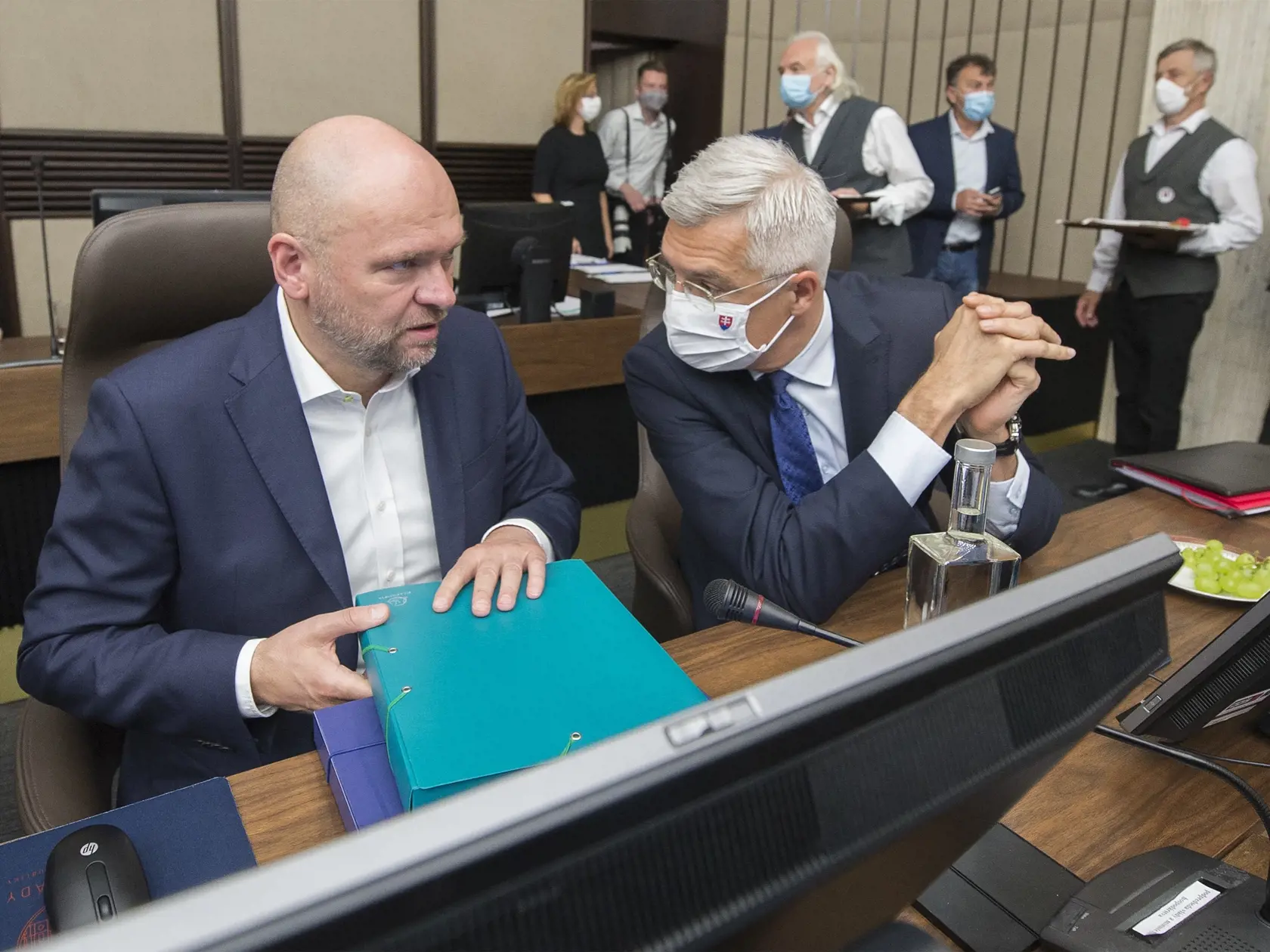 Na snímke zľava podpredseda vlády a minister hospodárstva SR Richard Sulík (SaS) a minister zahraničných vecí a európskych záležitostí SR Ivan Korčok (nominant SaS) počas 25. rokovania vlády SR v stredu 17. júna 2020 v Bratislave. FOTO TASR - Martin Baumann




